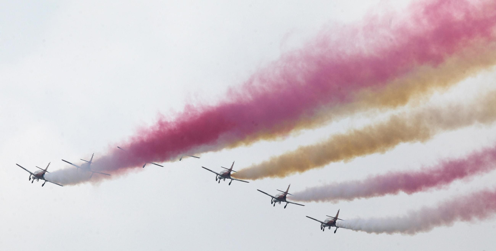 Espectaculares fotos de las acrobacias de la Patrulla Águila: cuatro décadas surcando los cielos