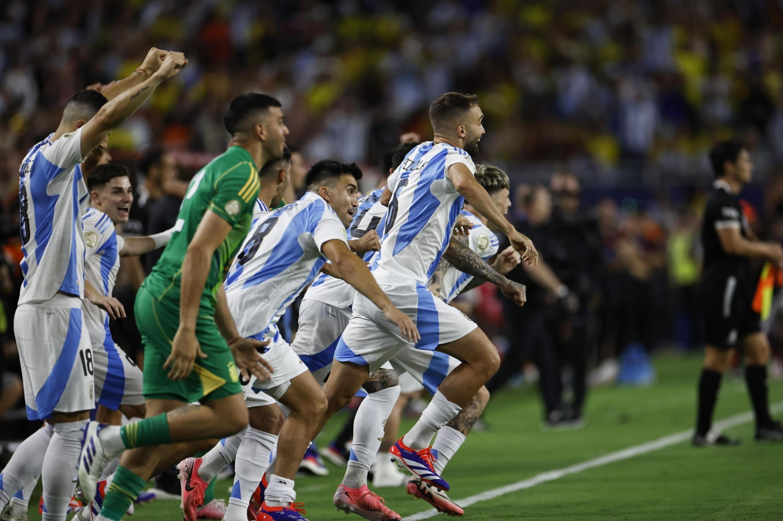 Acuña salta desde el banquillo al final del partido.