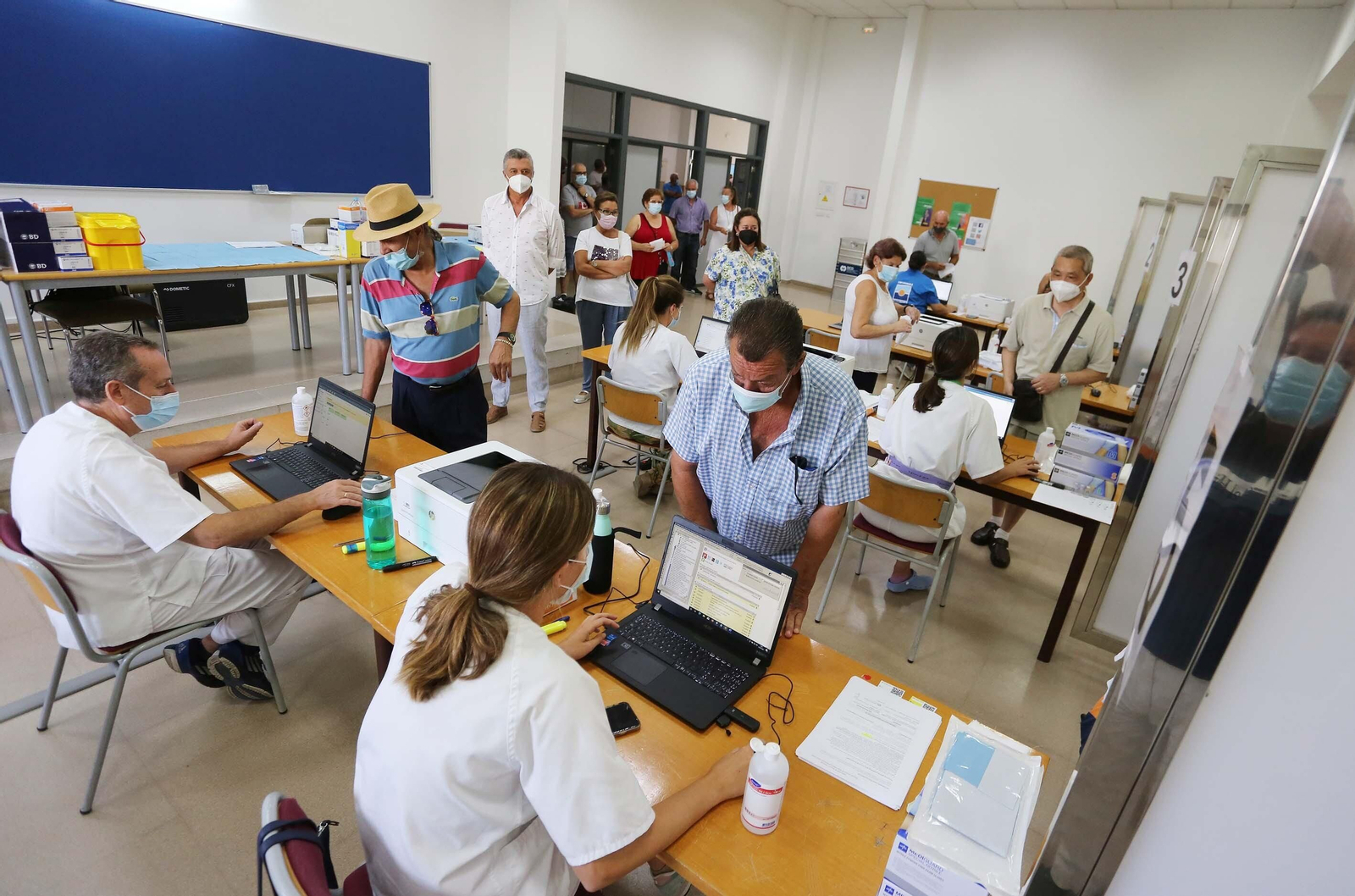 Vacunación masiva en el campus de la UCA en Jerez