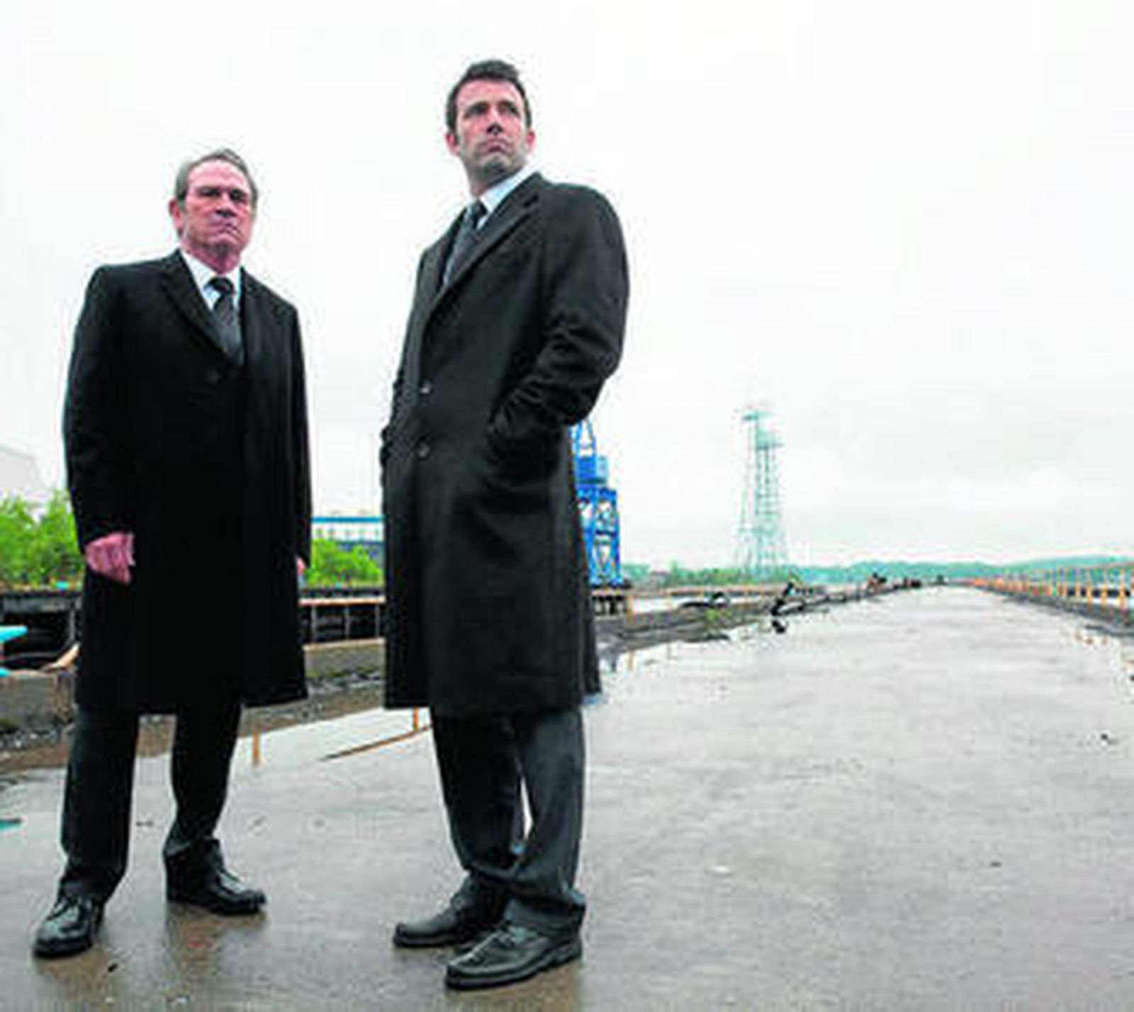 Tommy Lee Jones y Ben Affleck, en una escena de la película.