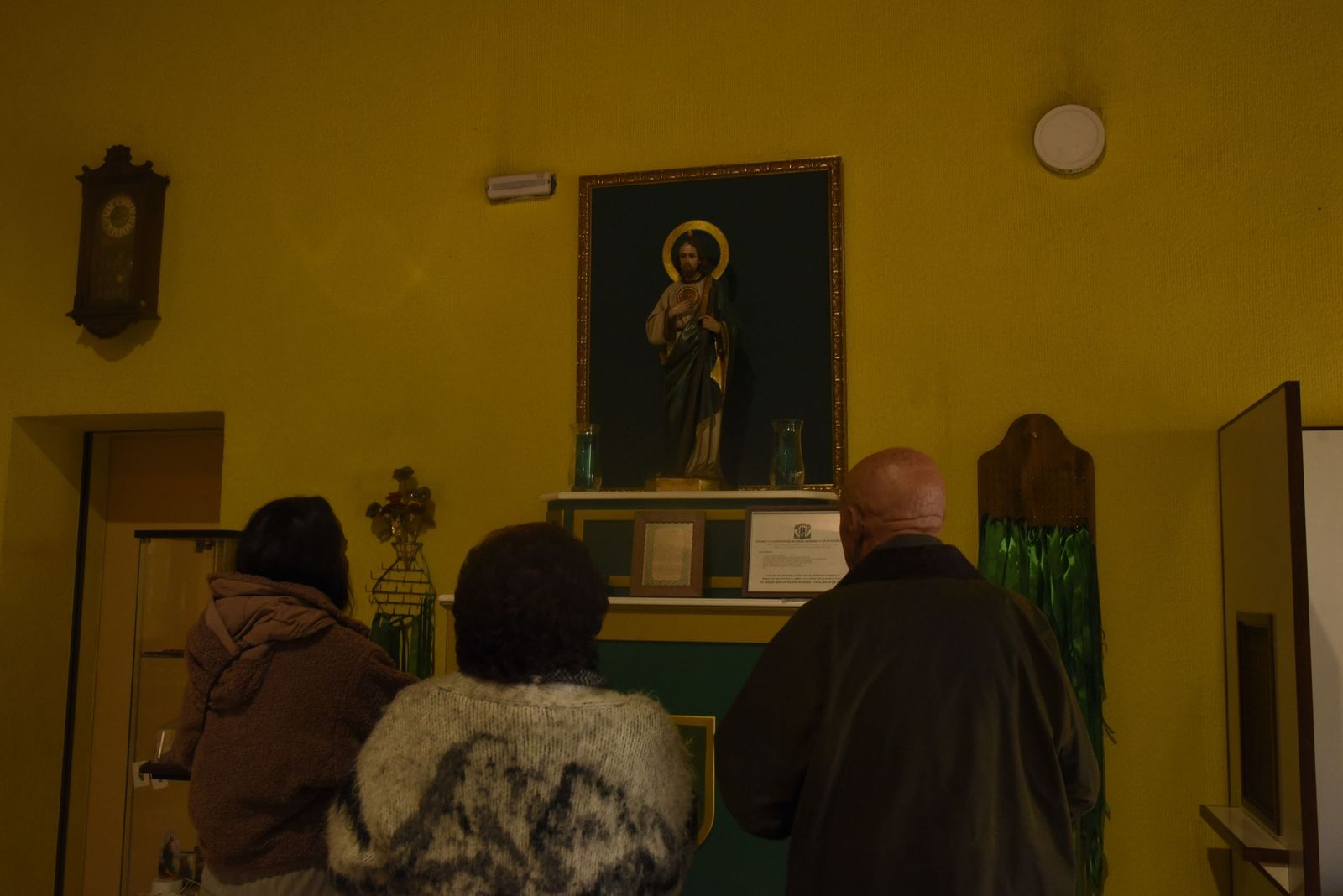 Las fotos del besapié del Medinaceli en la iglesia de Santiago de La Línea