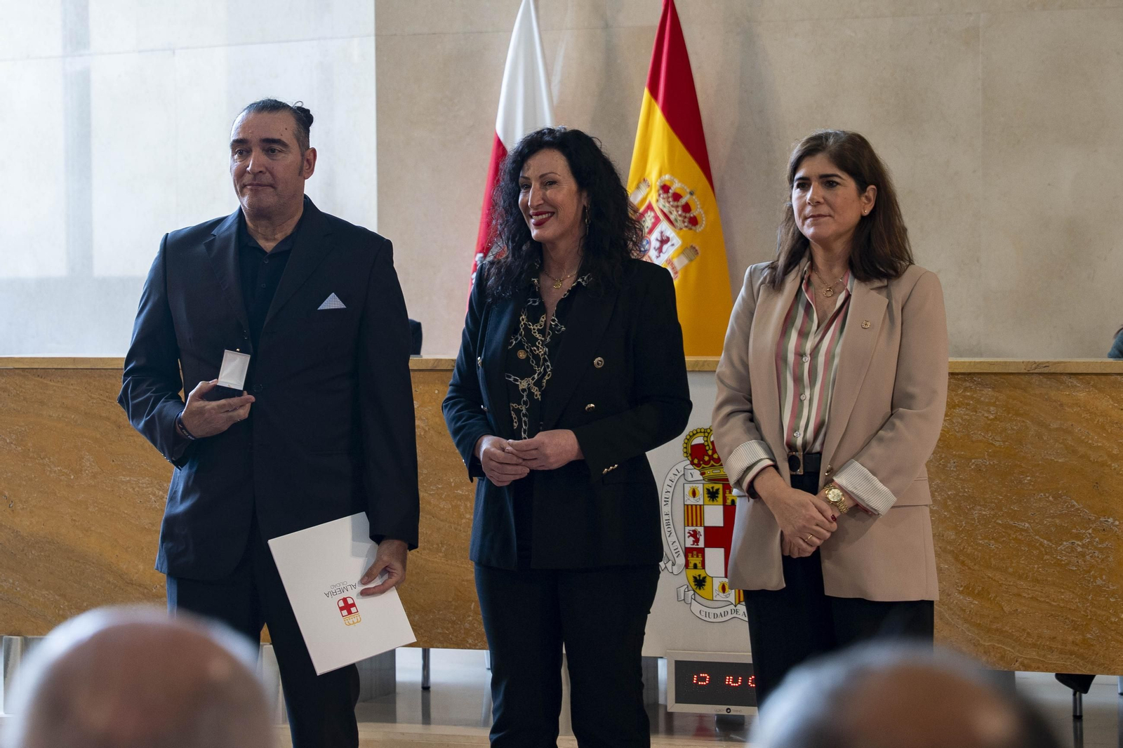 Almería rinde homenaje a su personal municipal con la imposición de los Escudos de Oro