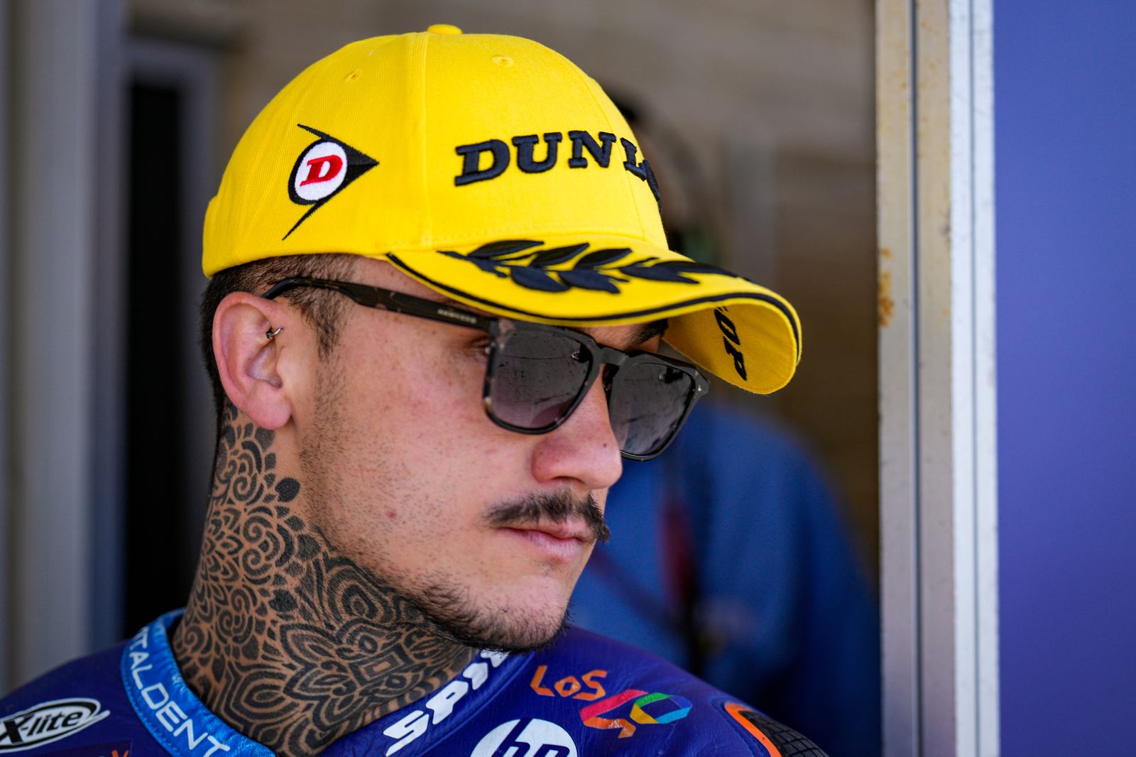 Gesto serio de Arón Canet.