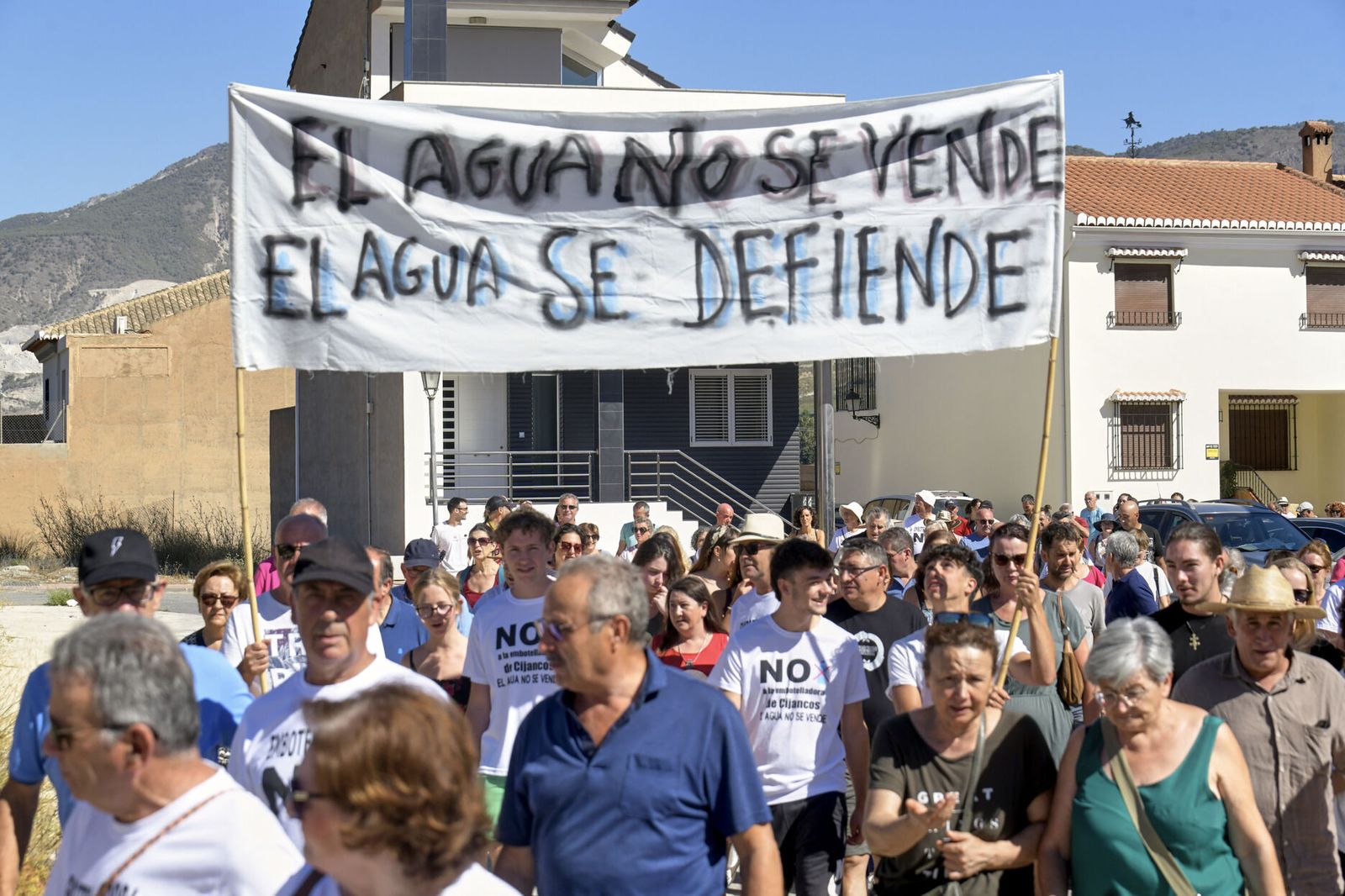 Más de 33.000 firmas piden paralizar el proyecto de embotelladora en Cijancos