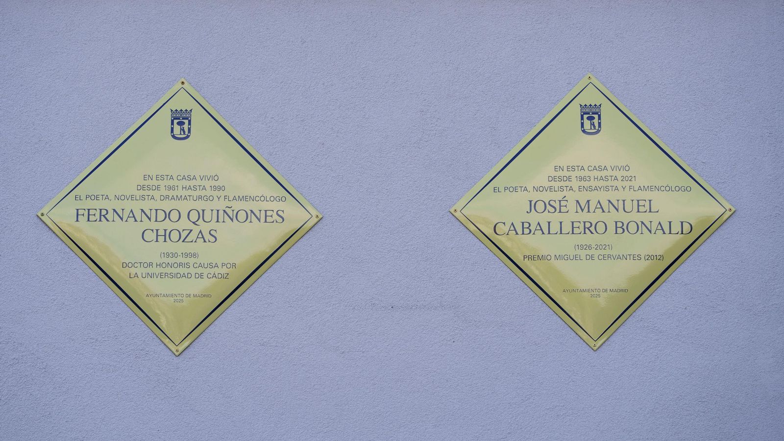 Las dos placas colocadas en el edificio en que vivieron los escritores.