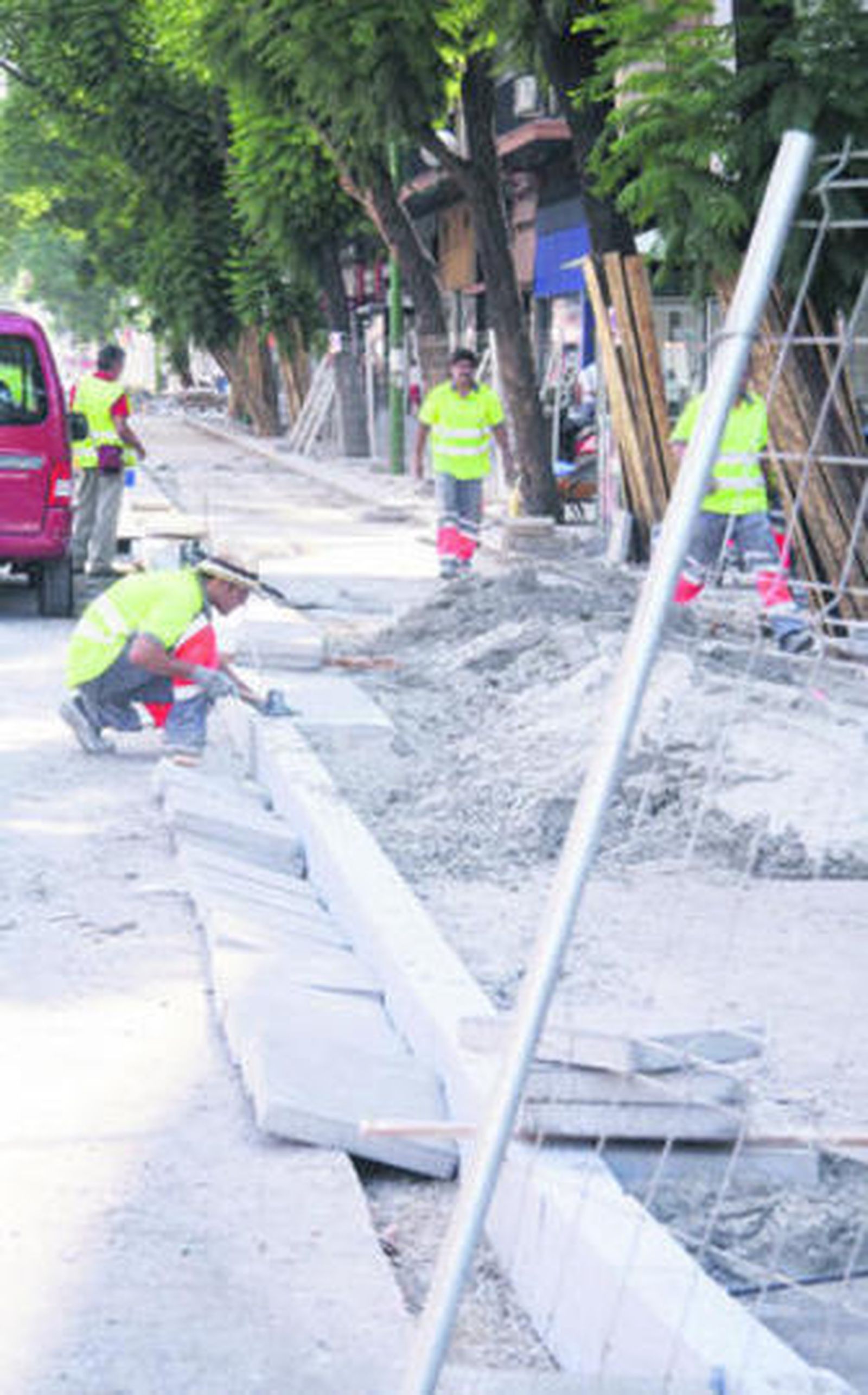 Los obreros, afanados en las obras de Luis Montoto.