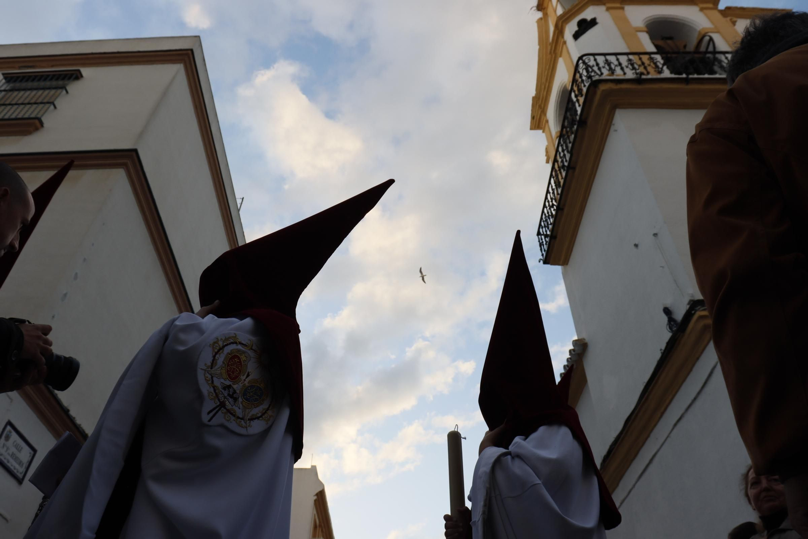 Imágenes de la salida del Amor en la Semana Santa de Chiclana 2025