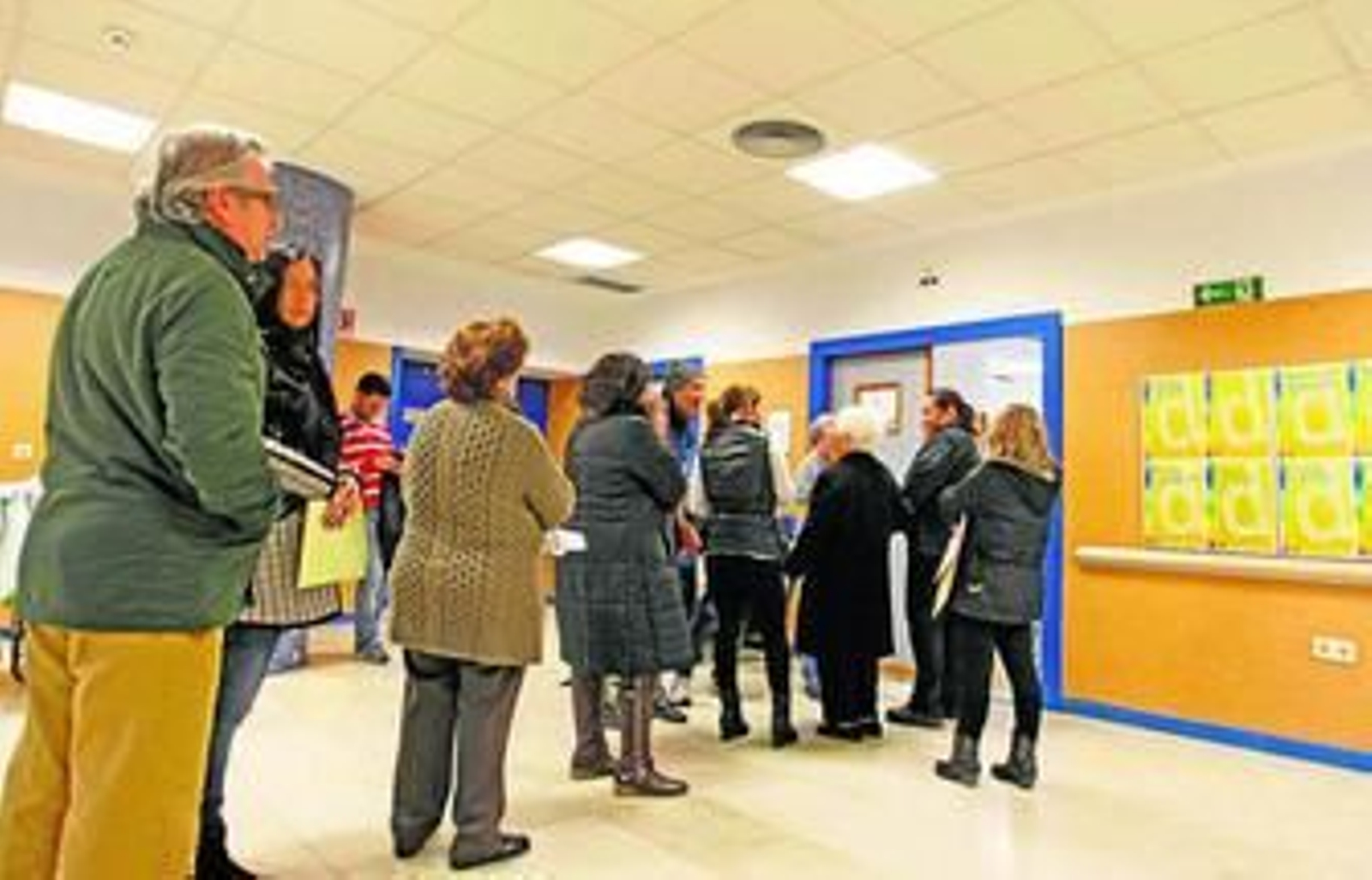 Pacientes haciendo cola en el área de Urgencias para ser clasificados antes de recibir asistencia.