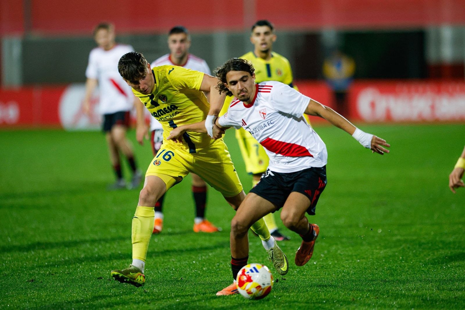 Nico Guillén ante un rival del Villarreal B.