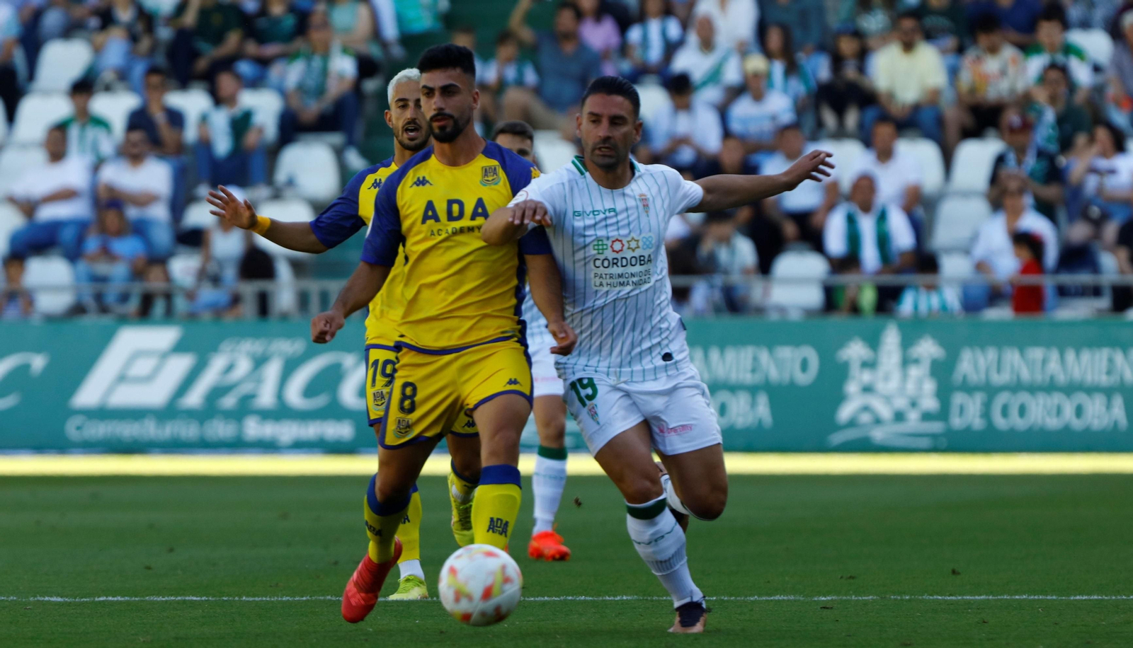 Kike Márquez pugna con el cordobés Moyano.