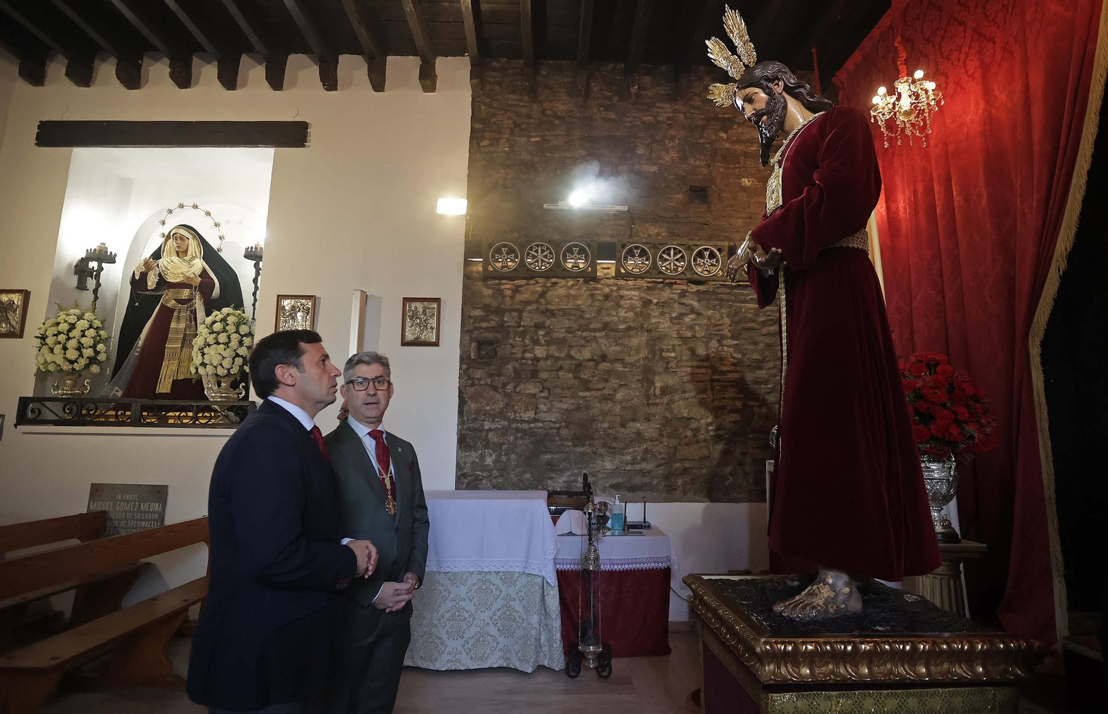 El tradicional besapiés del Cristo de Medinaceli de Algeciras, en imágenes