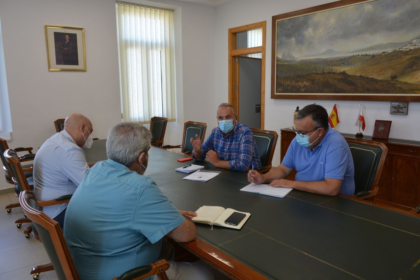 Responsables municipales y de Correos, durante una reunión