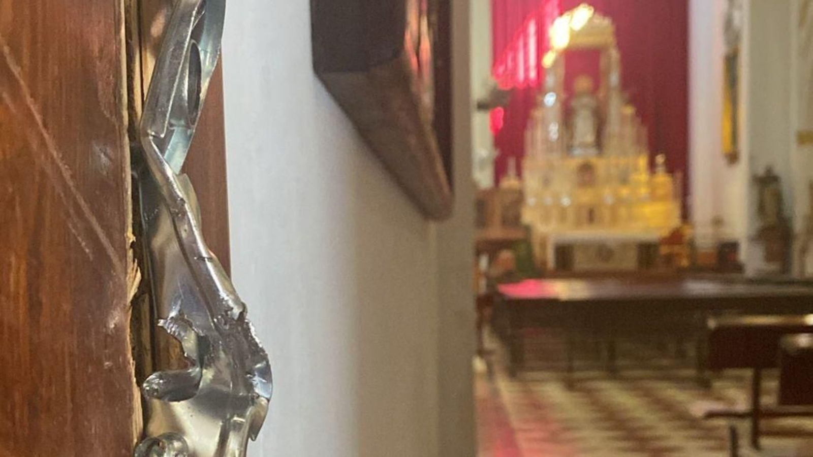 Una de las cerraduras forzadas en el robo en Santo Domingo