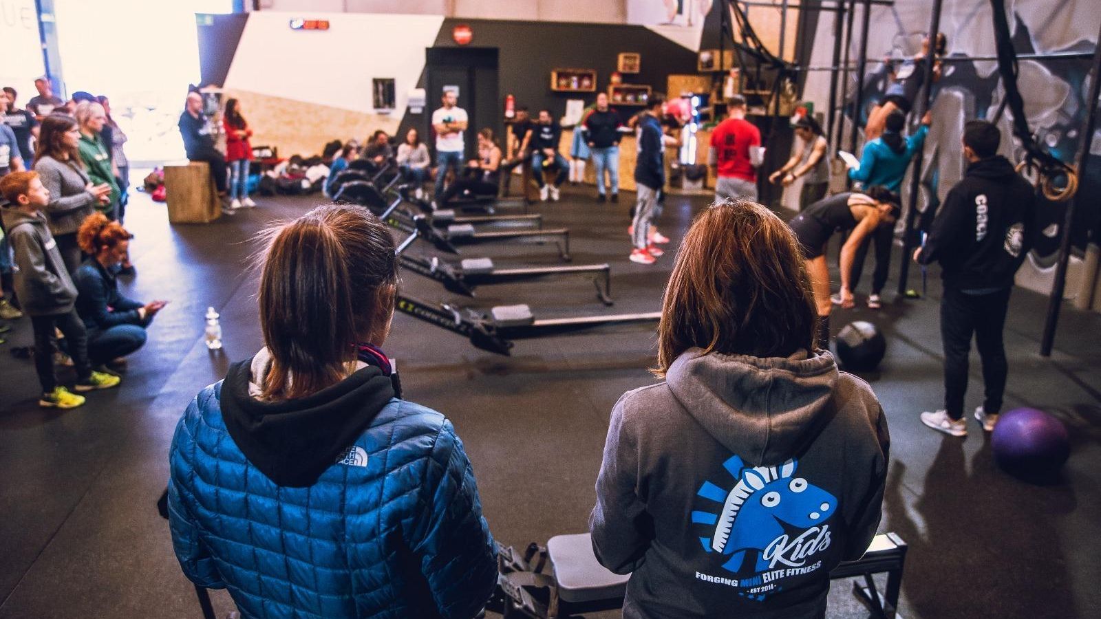 Mercedes Chilla y Begoña García, propietarias y entrenadoras del Crossfit Jerez, en una sesión de trabajo.