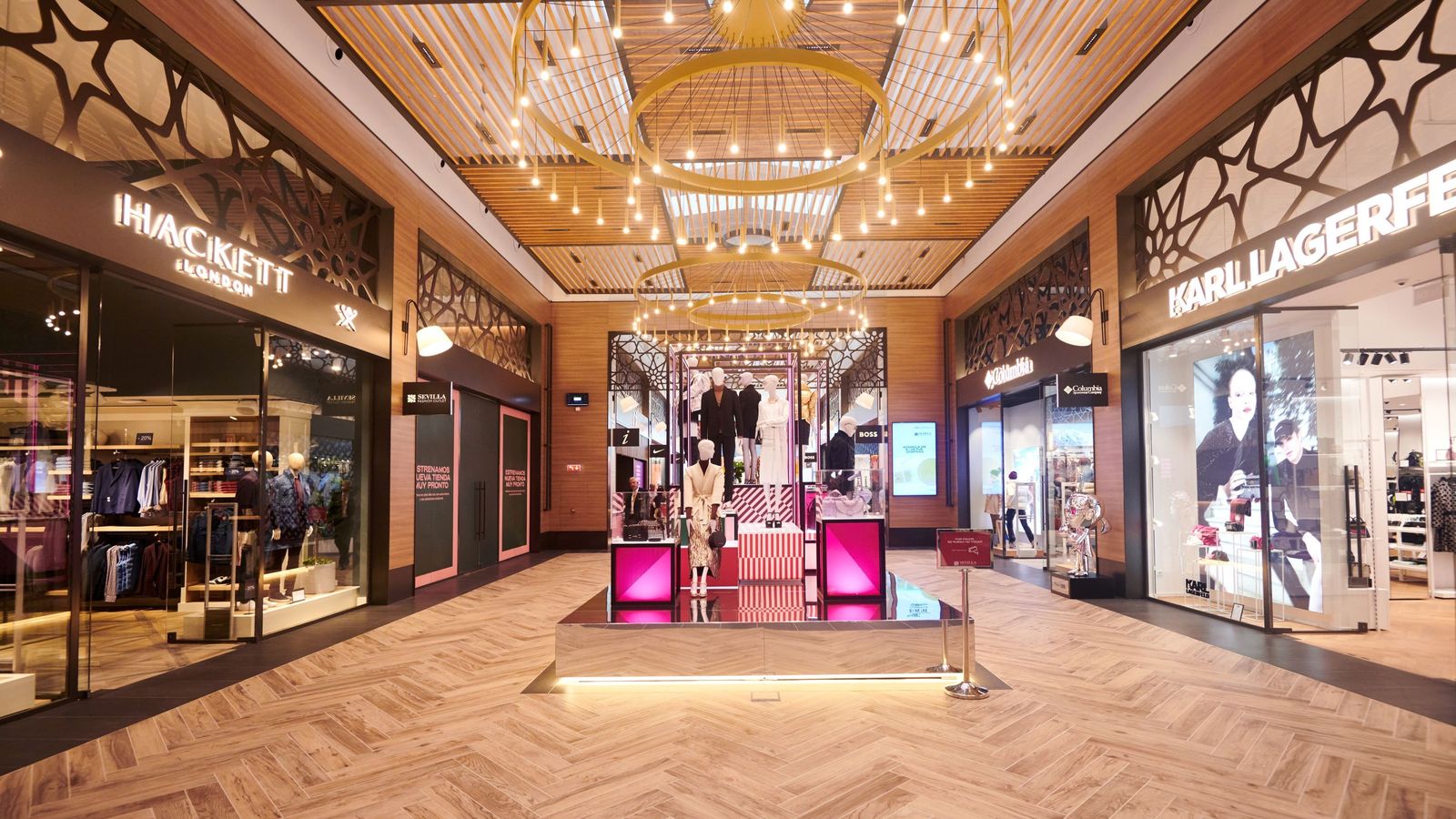 Interior de Sevilla Fashion Outlet.