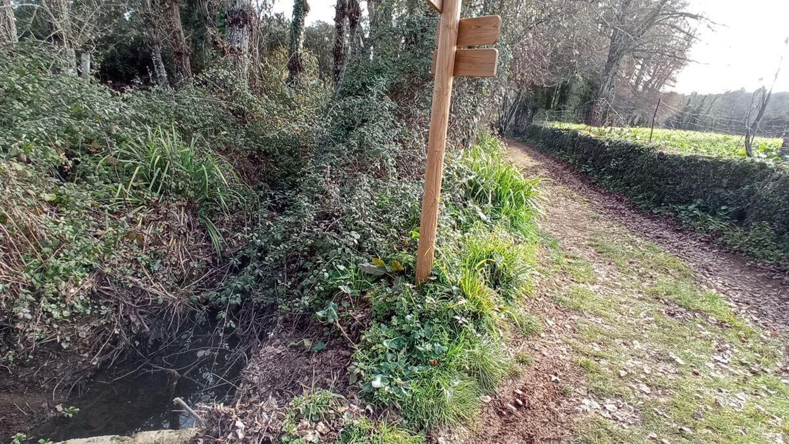 Señalización de los senderos de la zona. Nosotros iremos por ese, que queda a la derecha del que veníamos