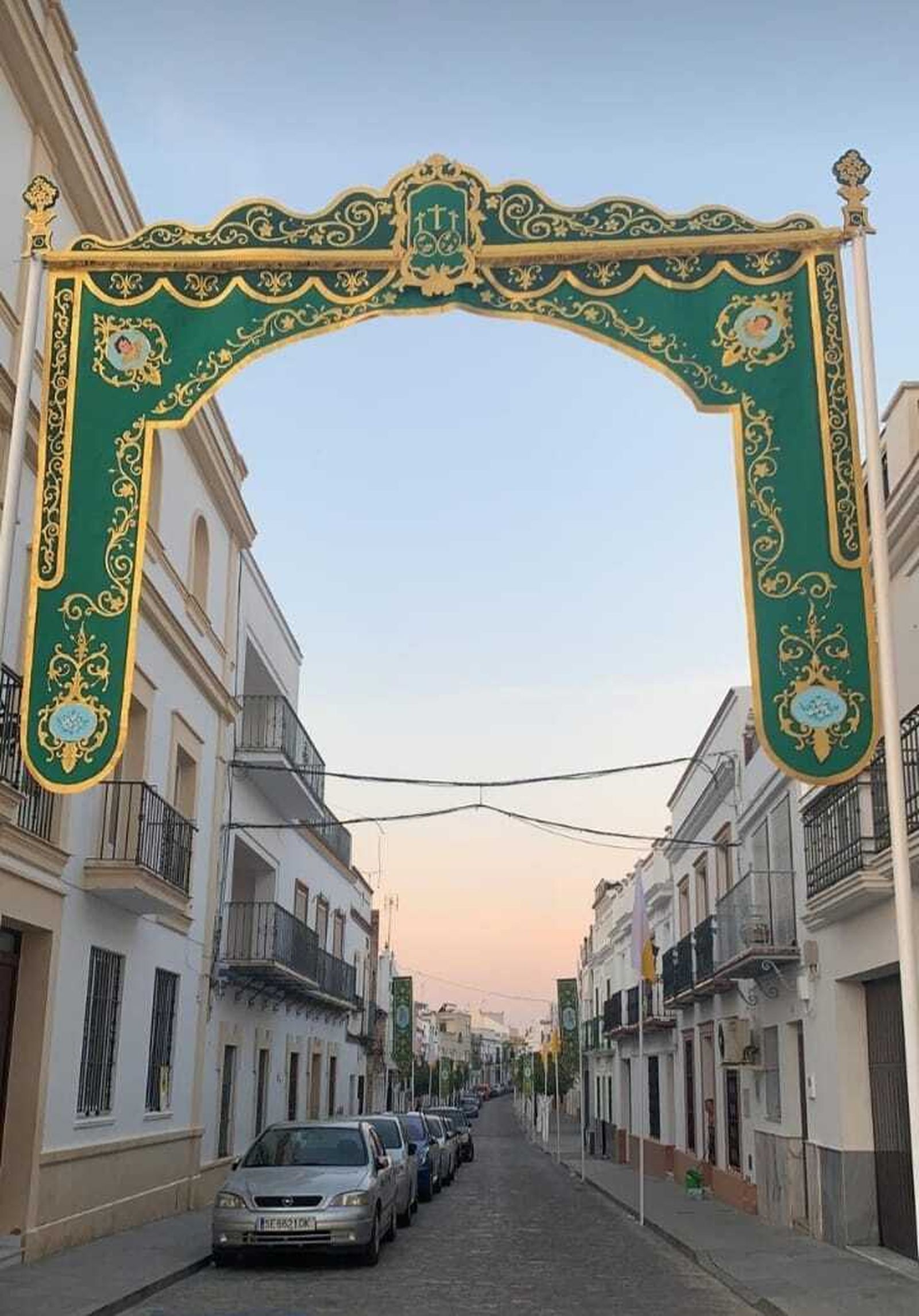 Las calles de Alcalá engalanadas con arcos, gallardetes y banderolas con el color de la hermandad.