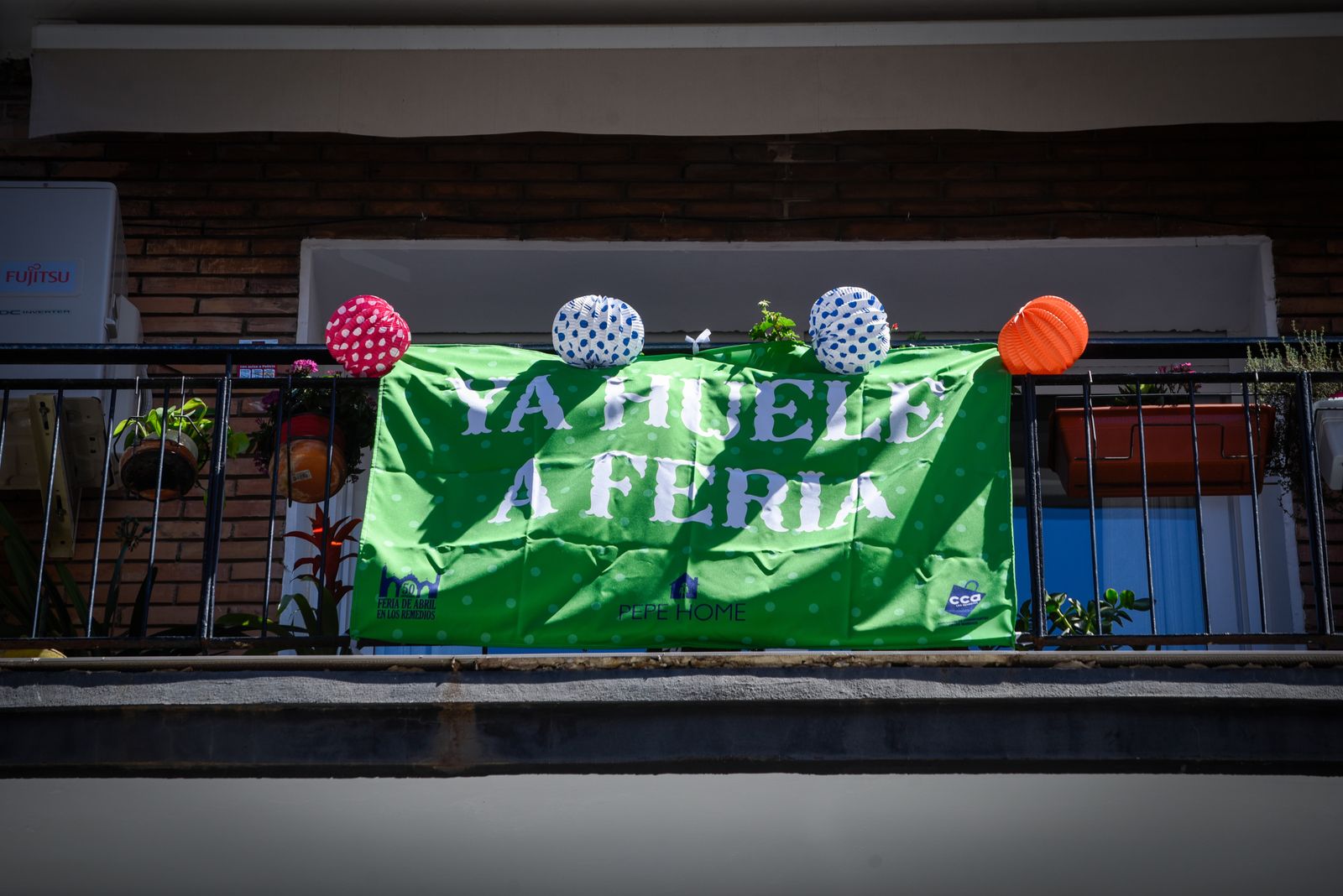 Imágenes de los últimos preparativos de la Feria de Sevilla 2024