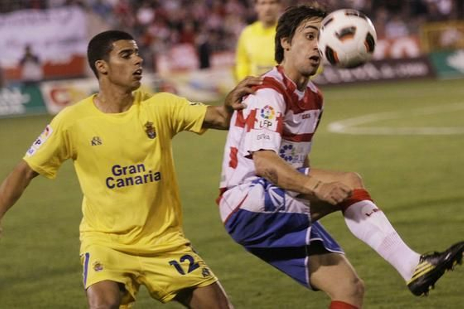 El Granada gana en casa a Las Palmas pese a jugar con diez toda la segunda parte. / Miguel Rodríguez