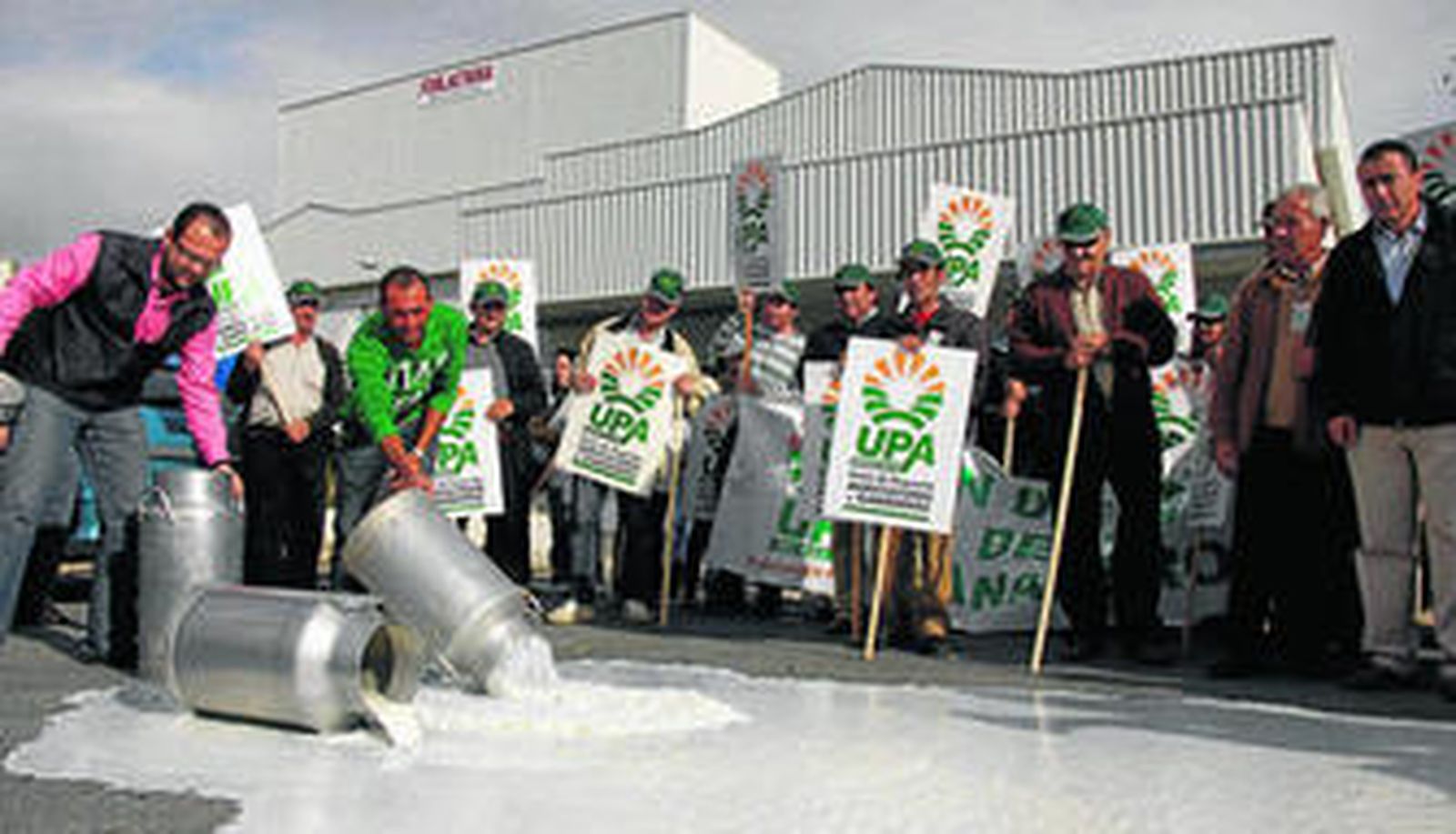 Los cabreros volvieron a manifestarse ayer a las puertas de la planta de Forlactaria en Antequera.