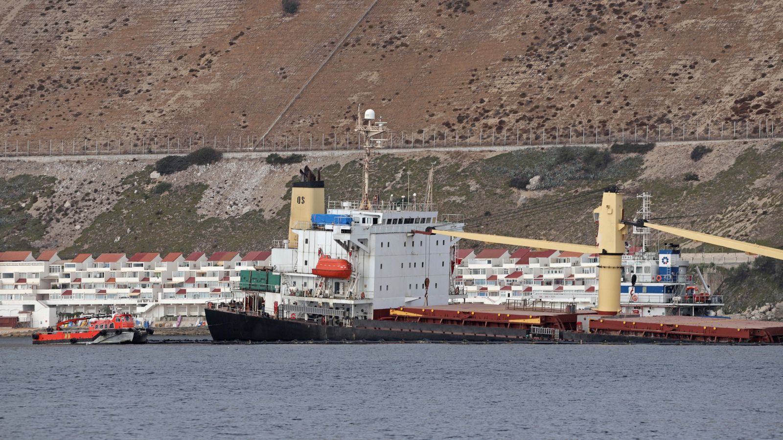 Fotos del buque hundido en Gibraltar y vertido en la playa de Poniente de La Línea