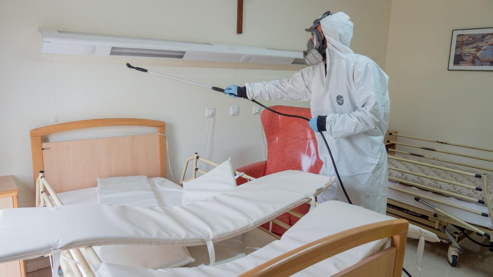 Un operario desinfecta el interior de una residencia de ancianos de Estepona.