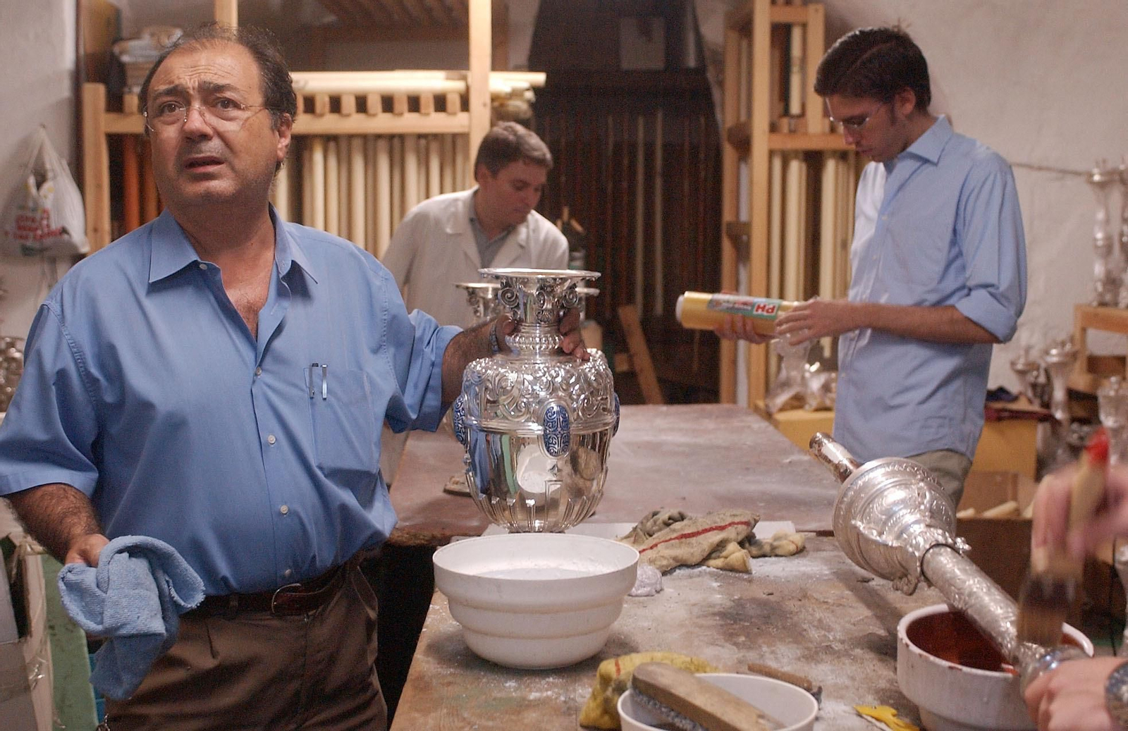Manuel Palomino en la priostía de la Hermandad del Valle.