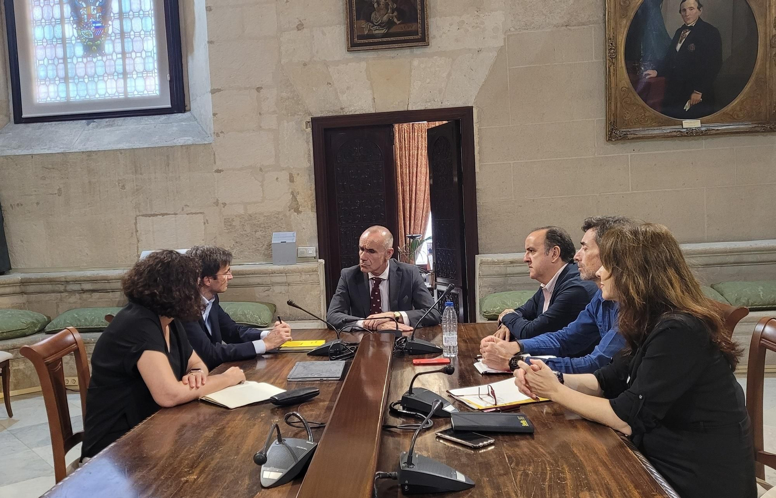 El alcalde analiza con Vueling la posibilidad de nuevos enlaces con el aeropuerto de Sevilla.