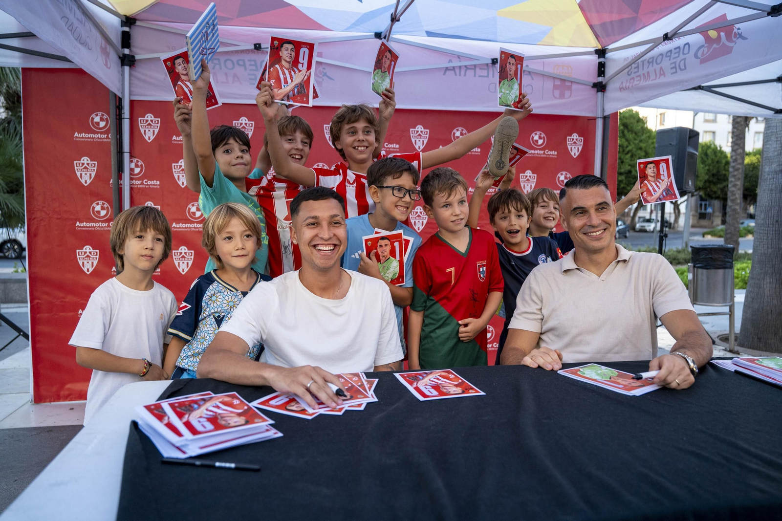 Los jugadores de la UDA Thalys y Andrés firman autógrafos