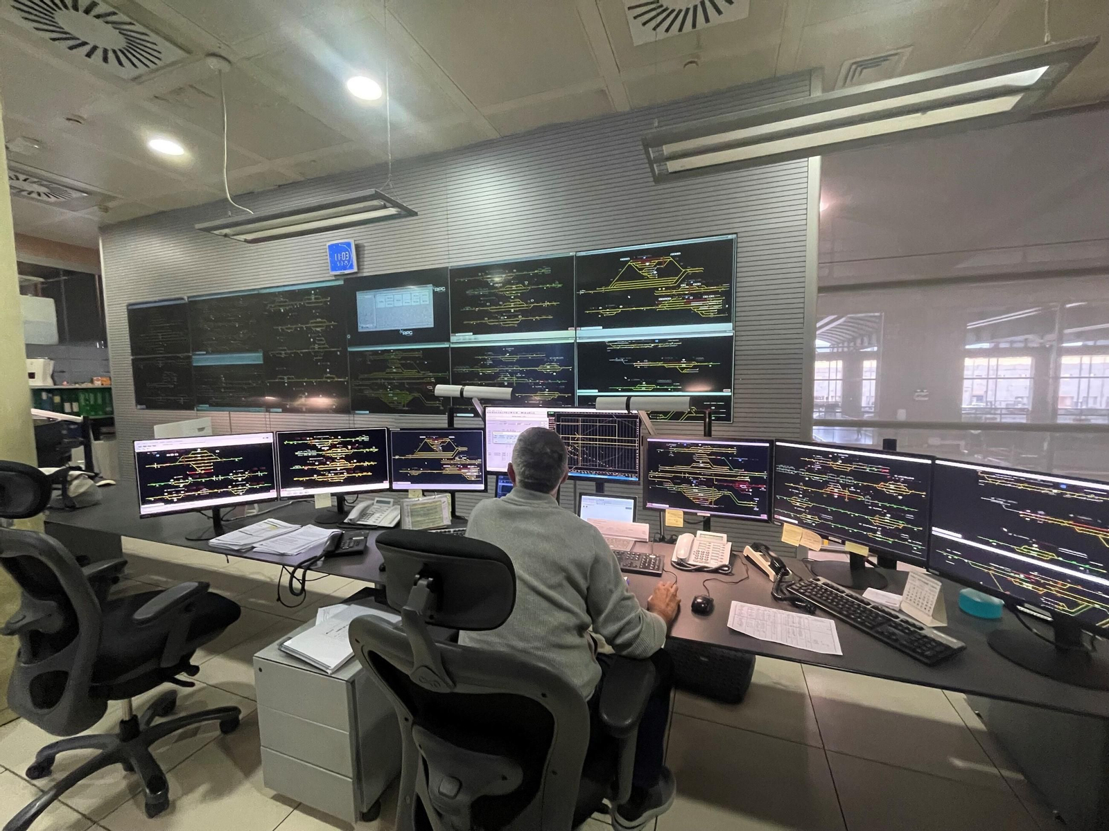 Un día de trabajo en el Centro de Regulación de Circulación de la estación de Córdoba, en imágenes