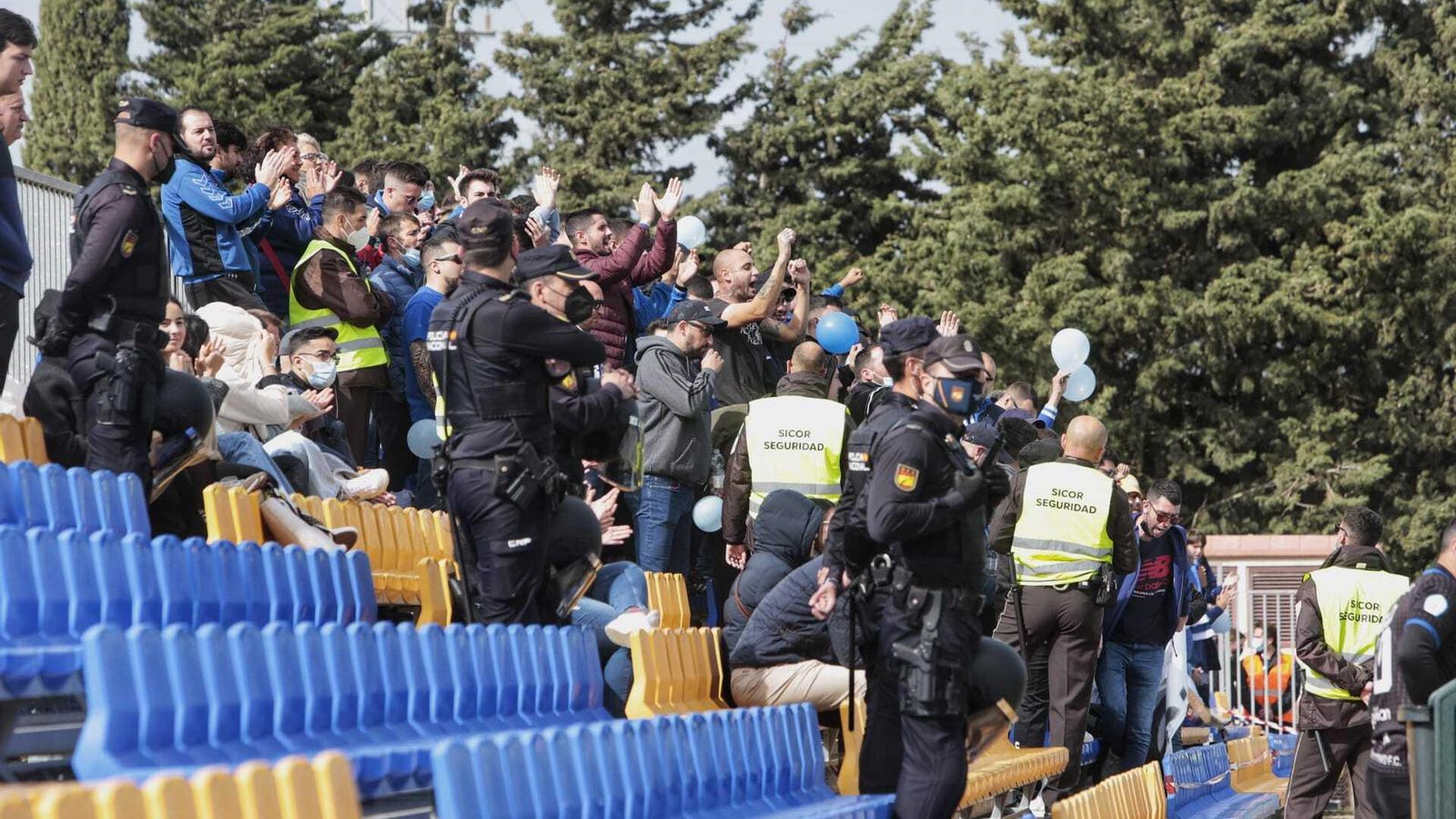 La afición azulina no paró de animar a su equipo desde el primer minuto.