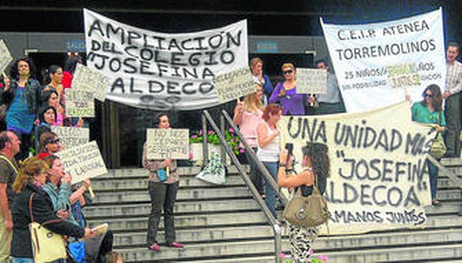 Padres de Torremolinos y Rincón de la Victoria concentrados frente a la Delegación de Educación.