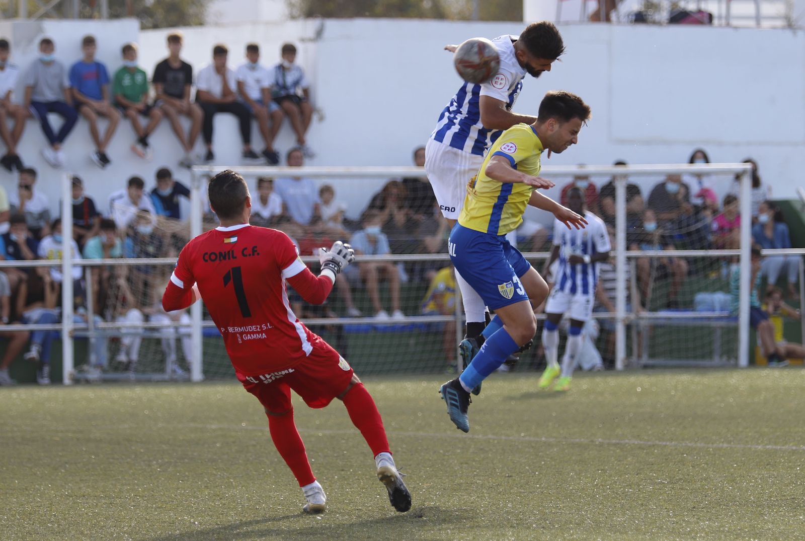 Imágenes del encuentro entre el Conil y el Recreativo de Huelva