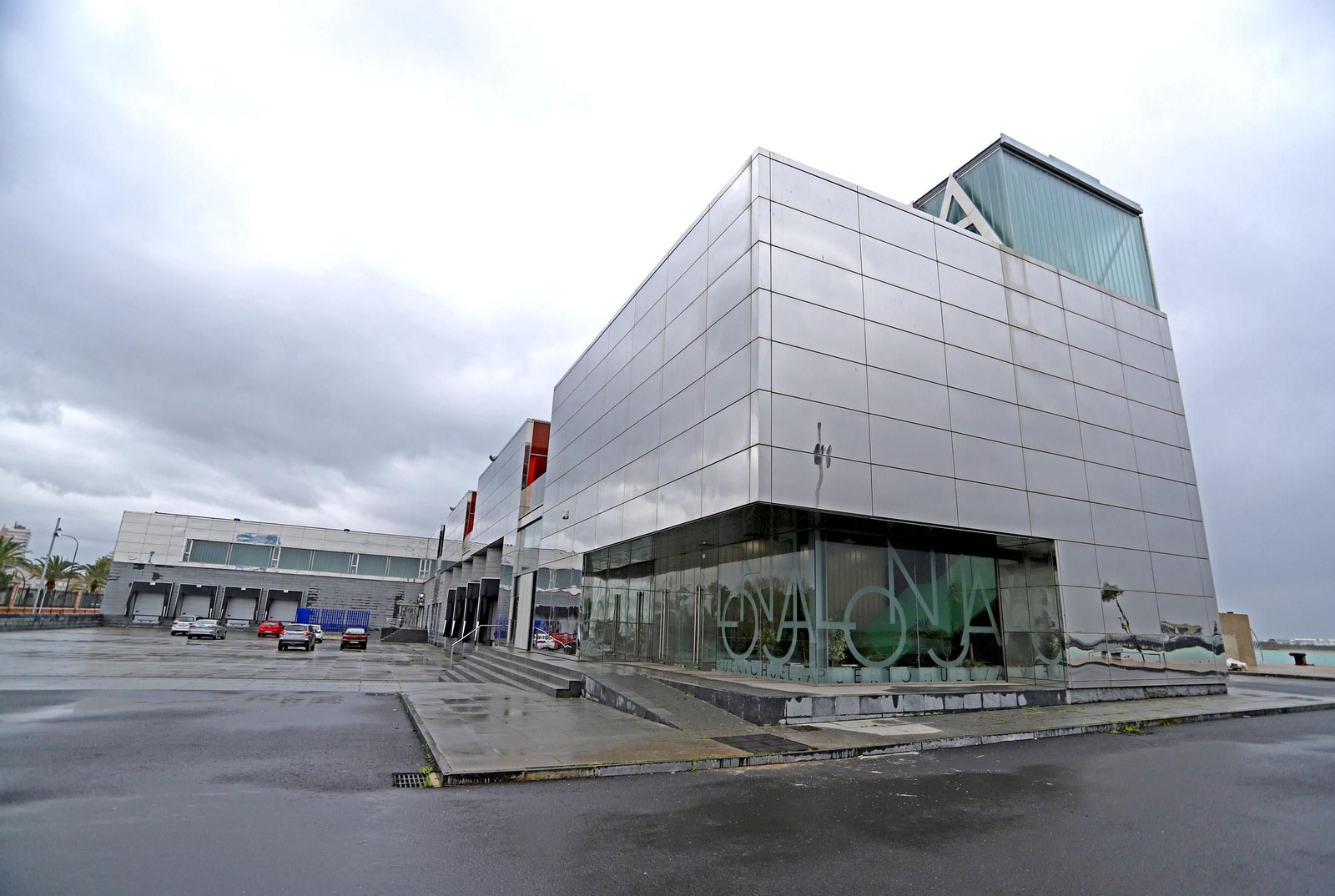 Imagen de la lonja de pesca del Muelle de Levante del Puerto de Huelva.