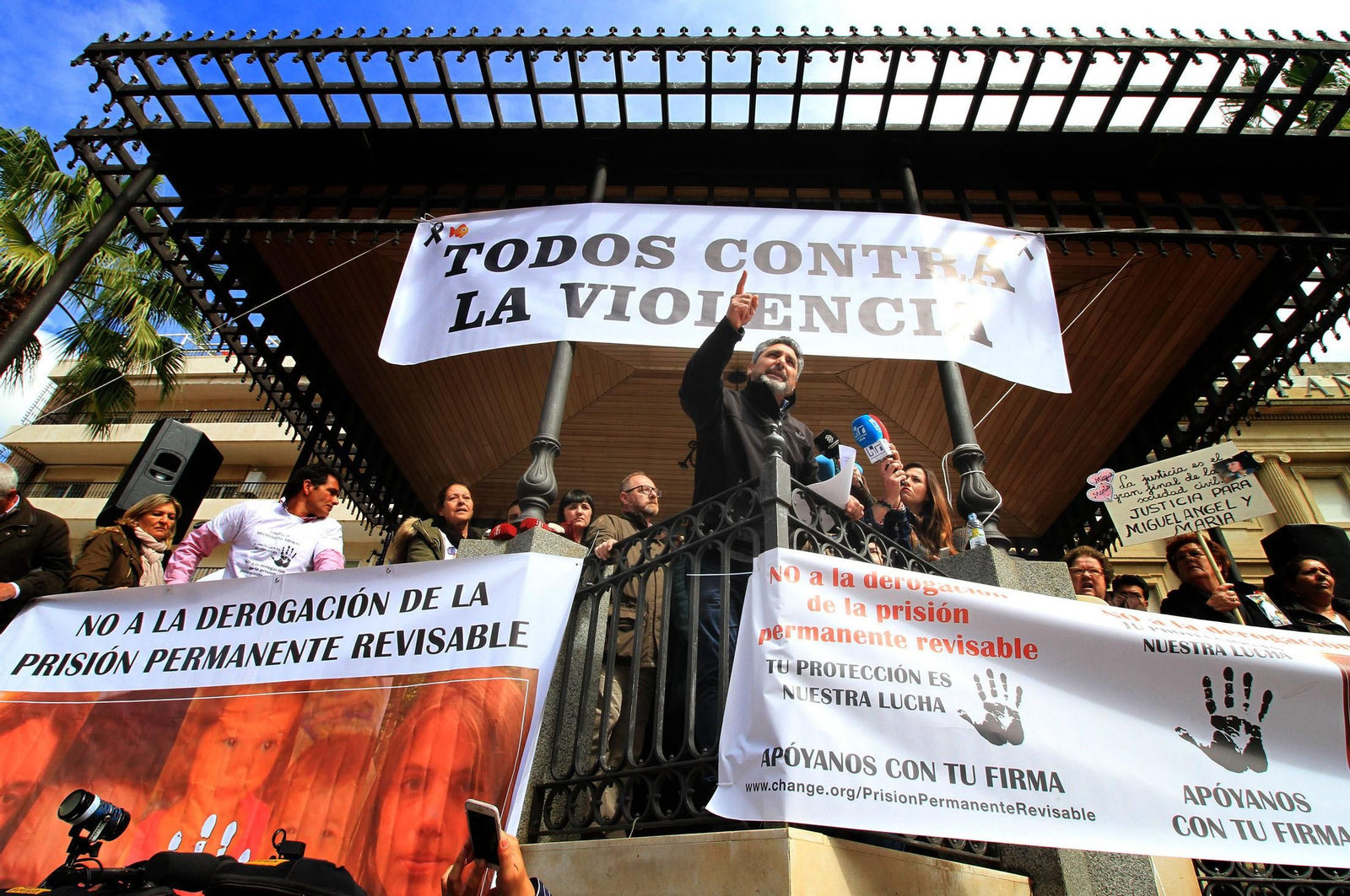 Cortés en el templete de la Plaza de Las Monjas el pasado 18 de marzo, en la concentración de las víctimas de delitos violentos.