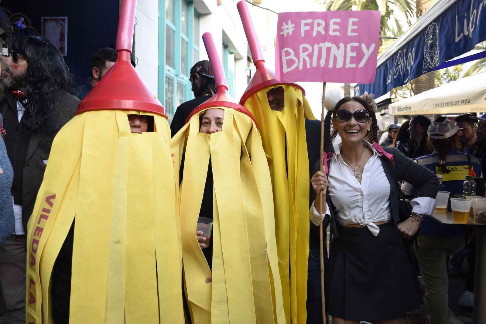 Búscate en las fotos de la fiesta en la calle del sábado en el Carnaval de la Concha Fina de La Línea