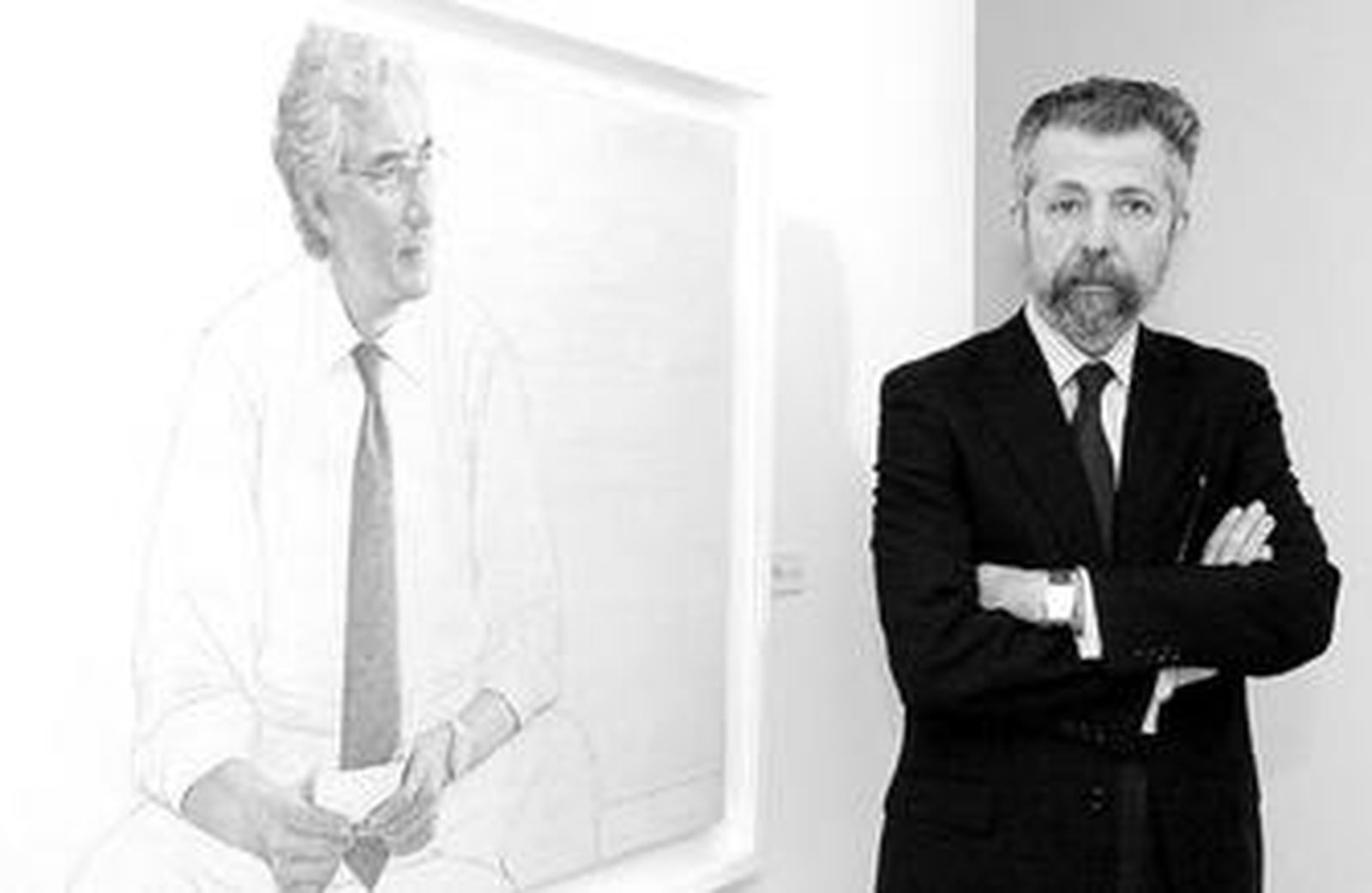 Hernán Cortés ante el retrato de Sir Ronald Cohen, una de las piezas cedidas por coleccionistas privados para esta exposición.