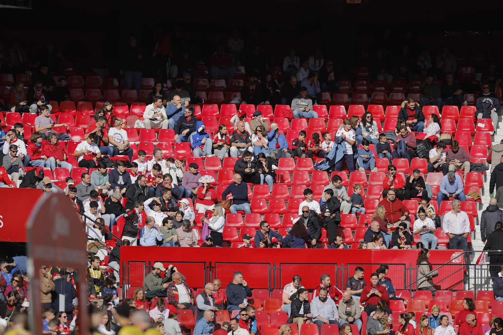 Búscate en las fotos del Sevilla - Oviedo