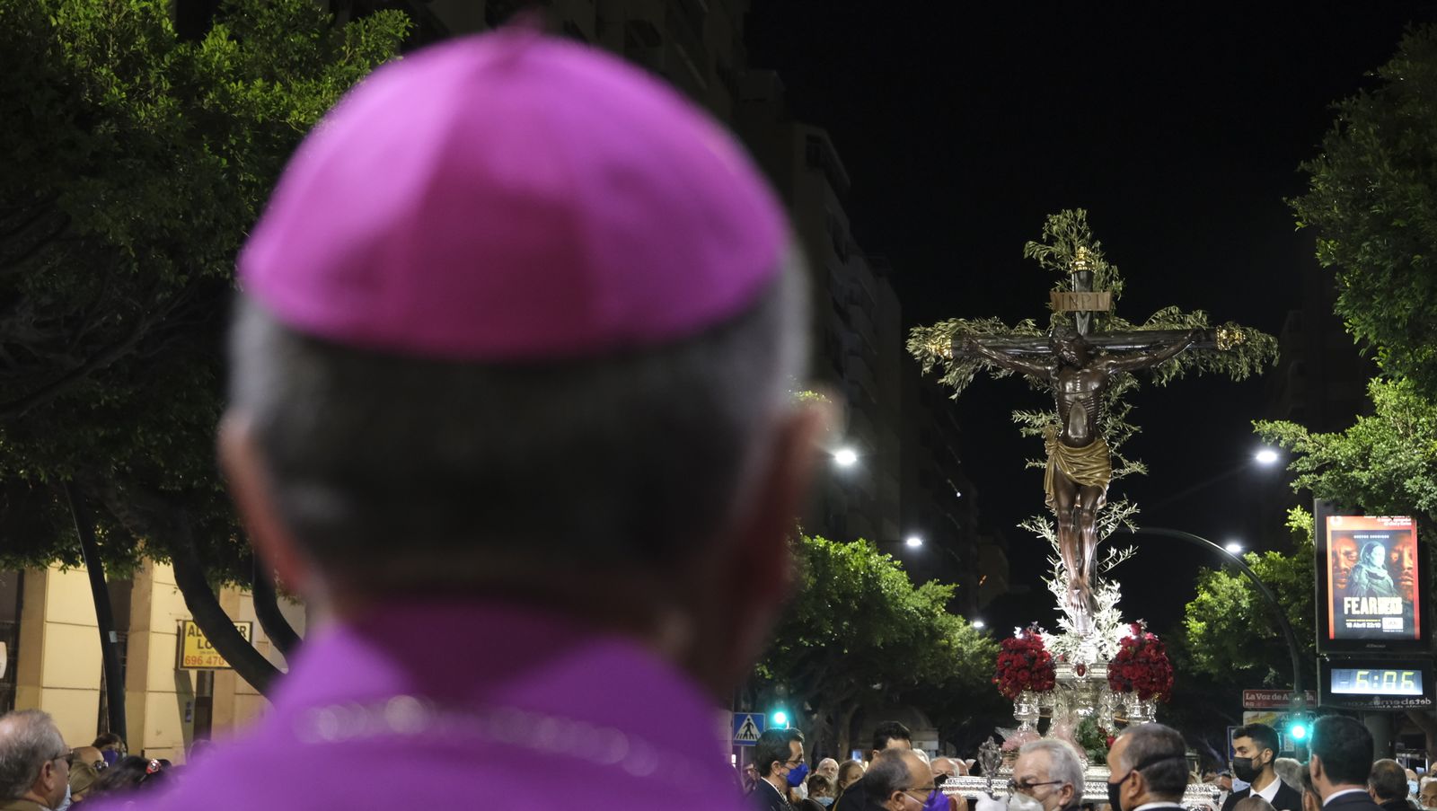 Procesión del Vía Crucis del Santo Cristo de la Escucha en Almería, en imágenes.