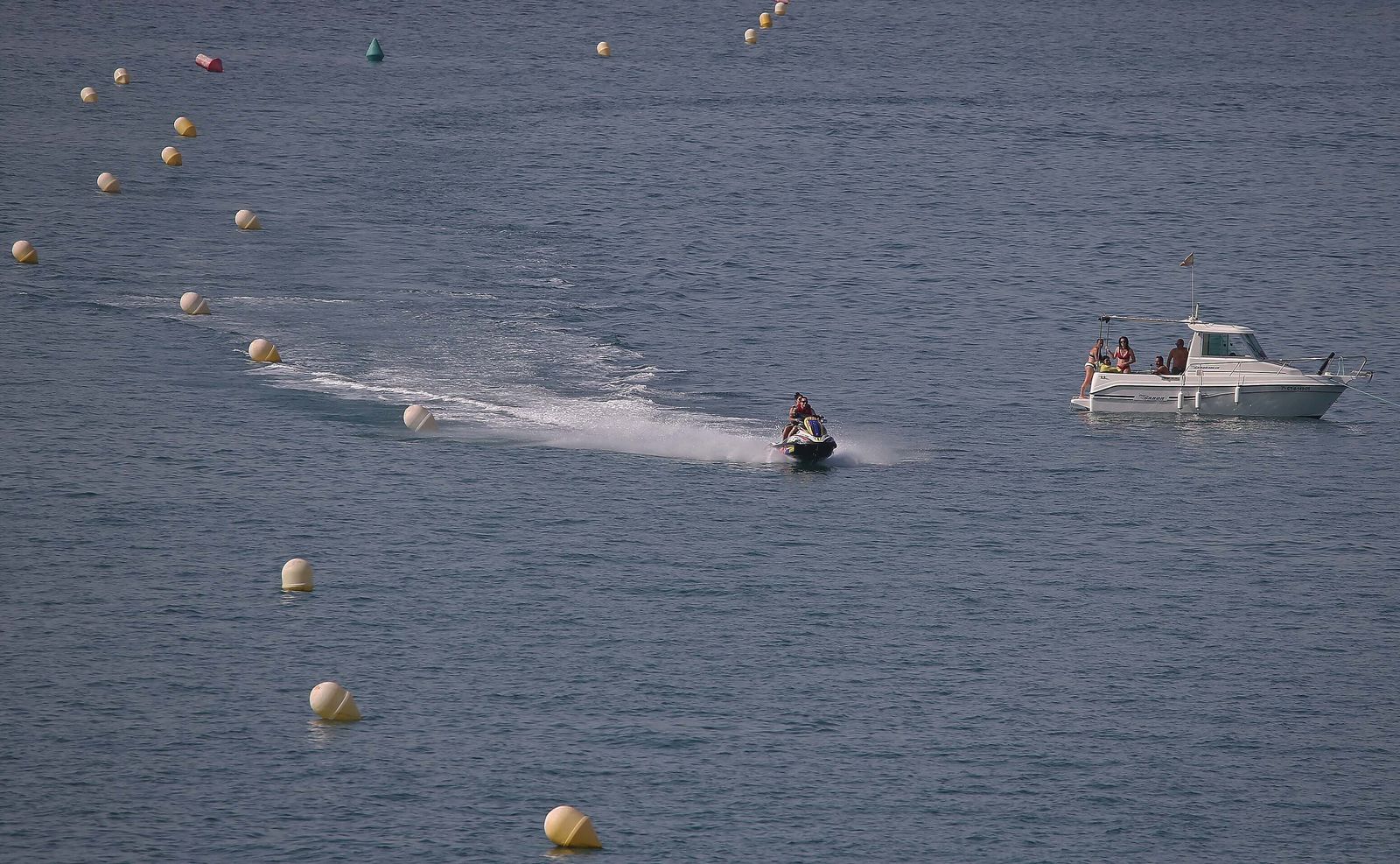 La playa de Getares abarrotada este domingo, en imágenes