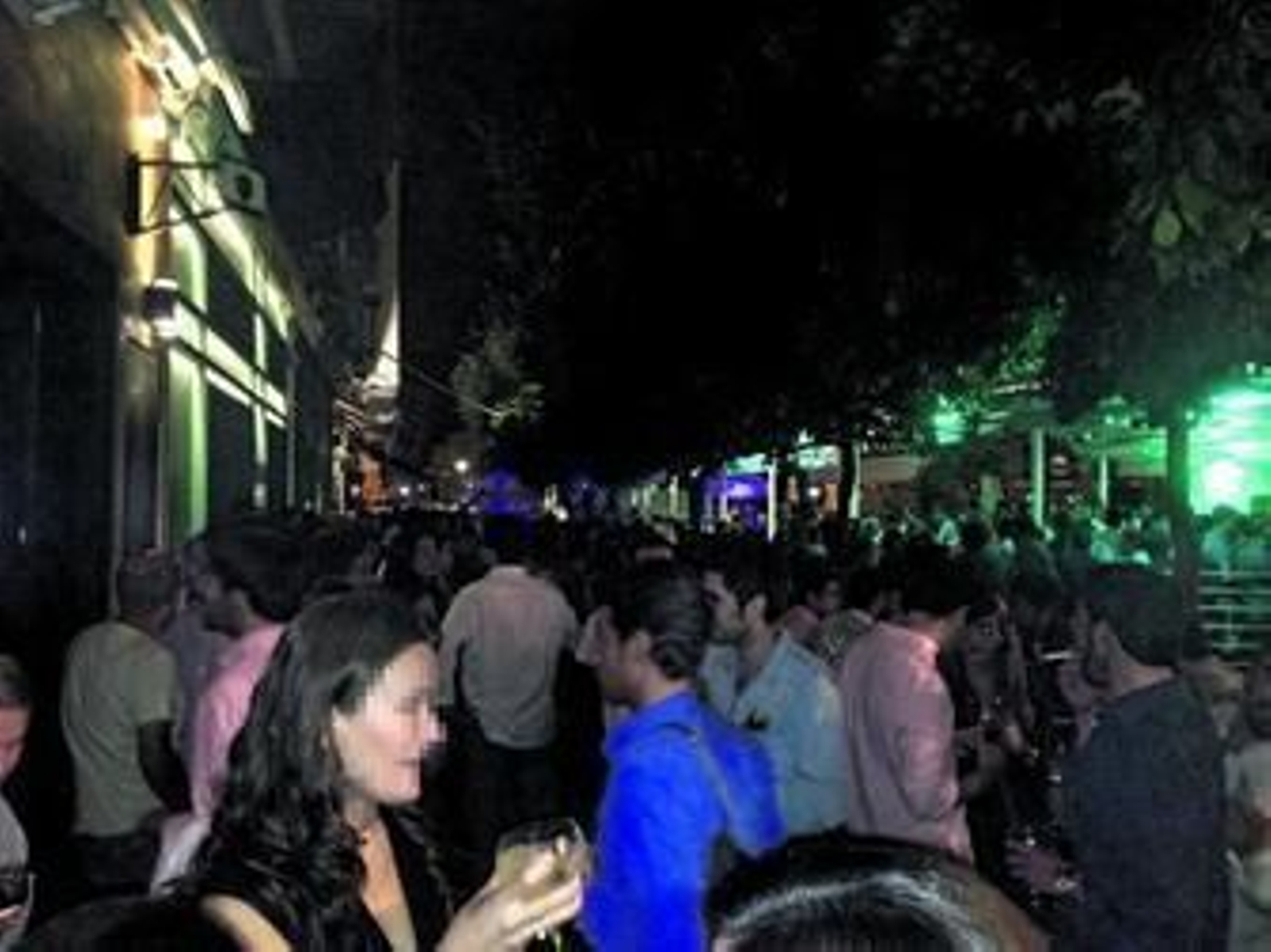 Imagen tomada en la madrugada del sábado del Paseo de Colón totalmente repleto de personas bebiendo a las puertas de los diferentes bares.