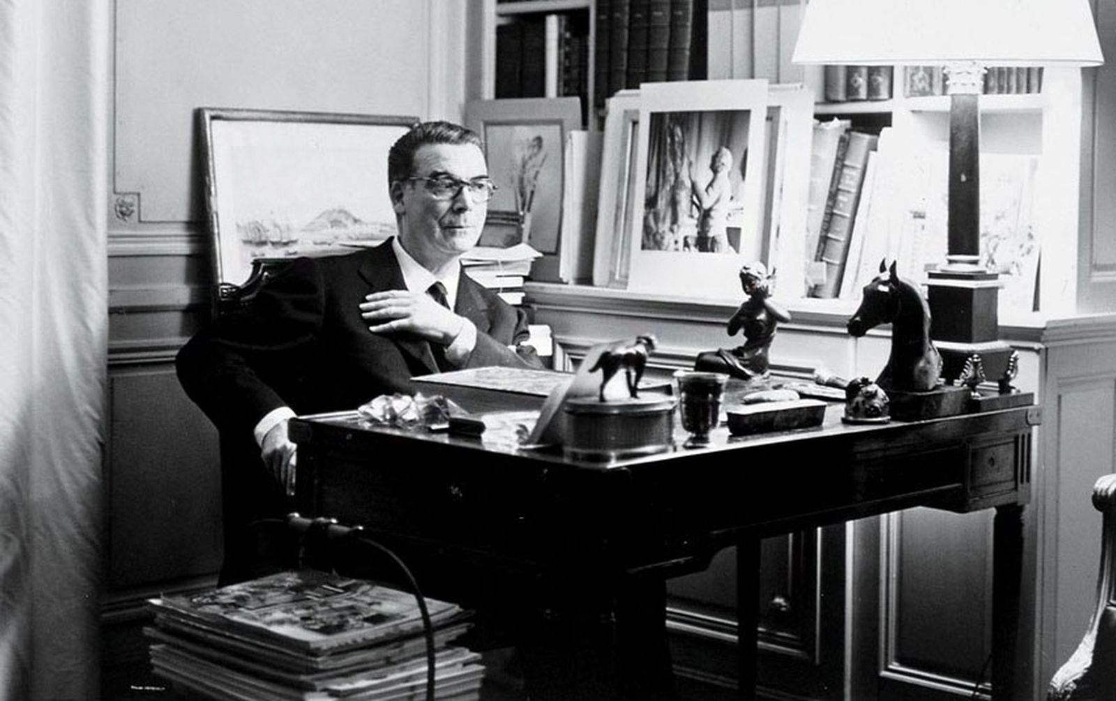 Cristóbal Balenciaga, en su despacho de la época.