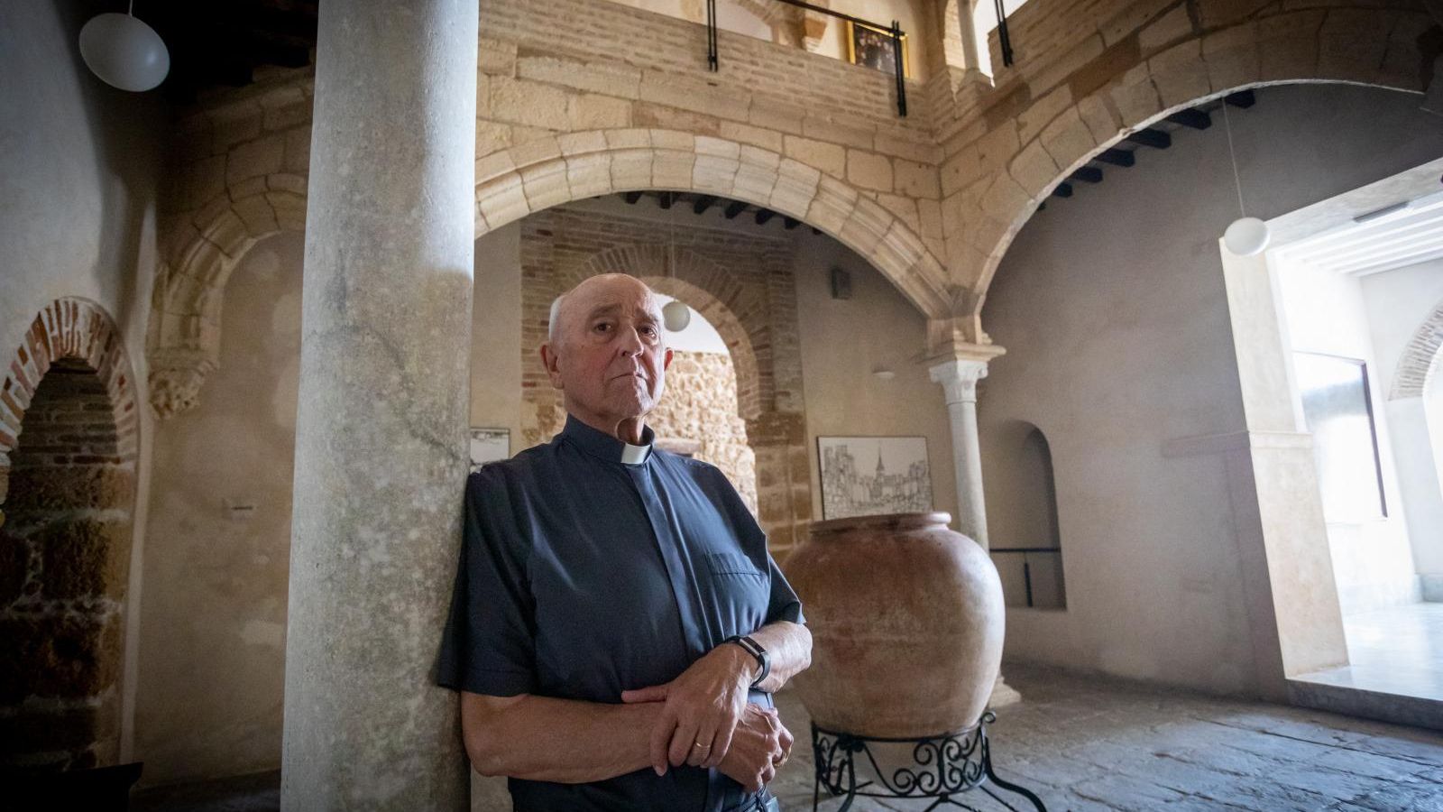 El cura de San José del Valle, en el patio mudéjar de la Casa de la Contaduría.