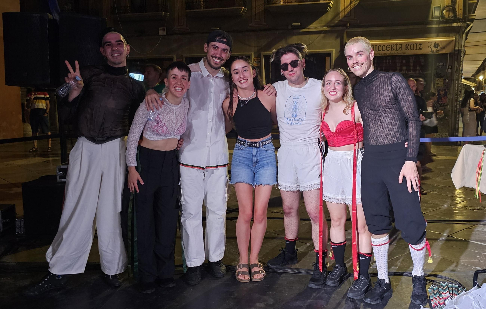 Los bailaores con una granadina