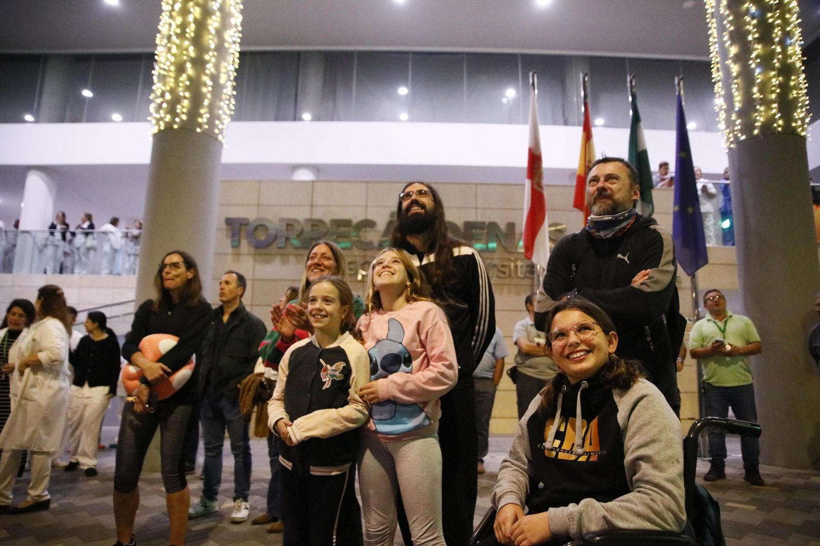 Las imágenes del encendido de la iluminación navideña en el Hospital Torrecárdenas de Almería