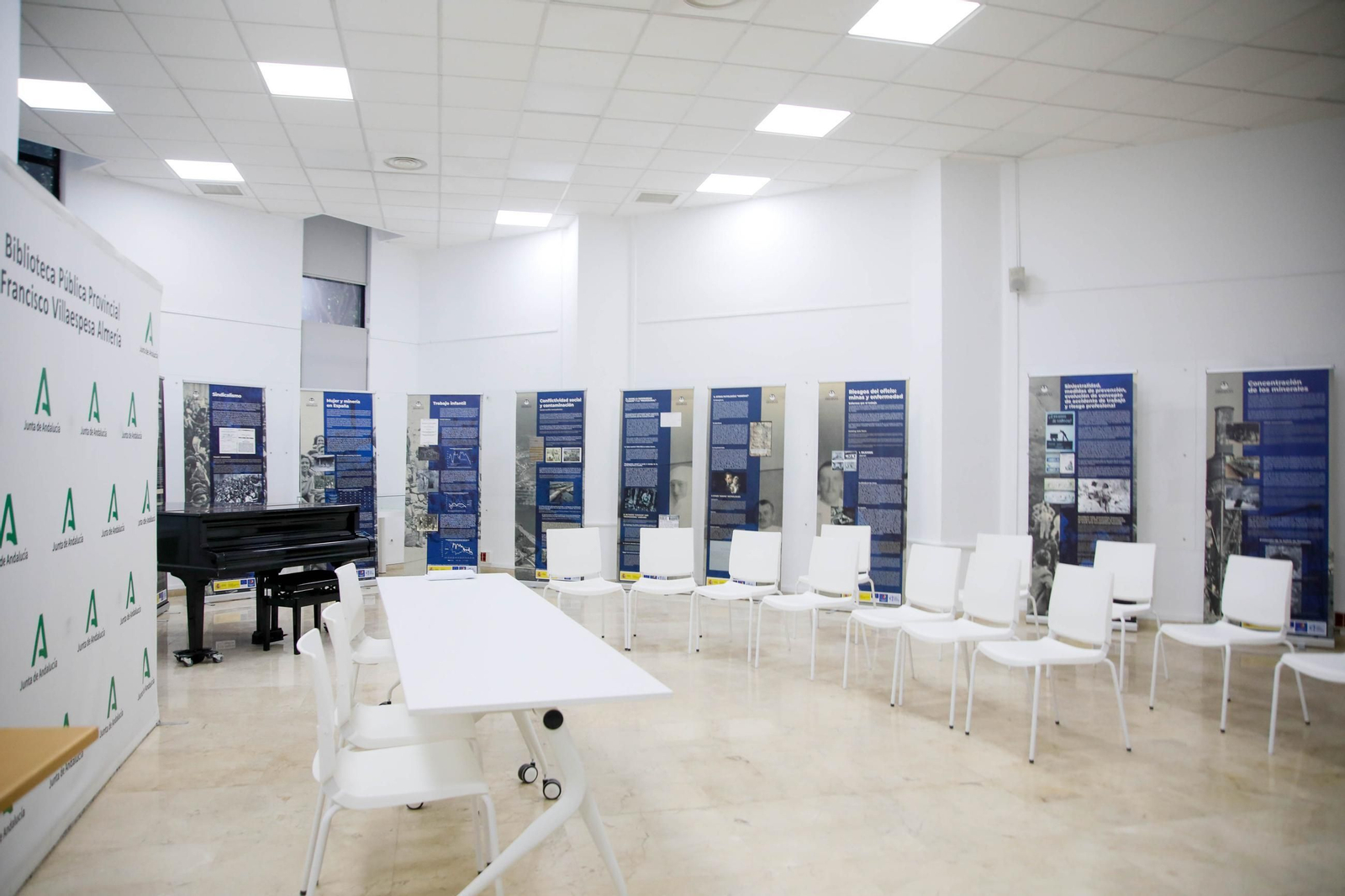 Imágenes de la presentación del documental "Almagrera, un sueño minero" en la biblioteca Villaespesa de Almería