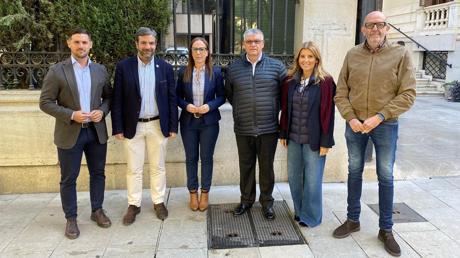 La diputada Lourdes Ramírez junto a representantes de Baza, Guadix, Loja y Motril frente a la Subdelegación del Gobierno en Granada