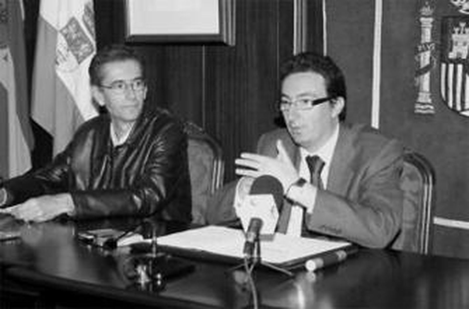 El alcalde junto al profesor Eladio García.