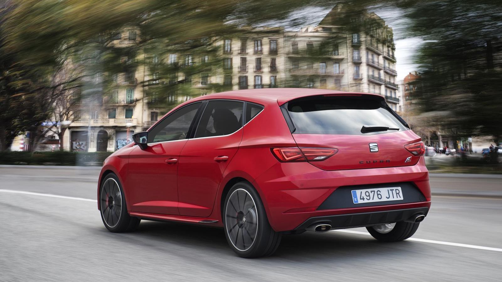 También está disponible en cinco puertas y ST o familiar.