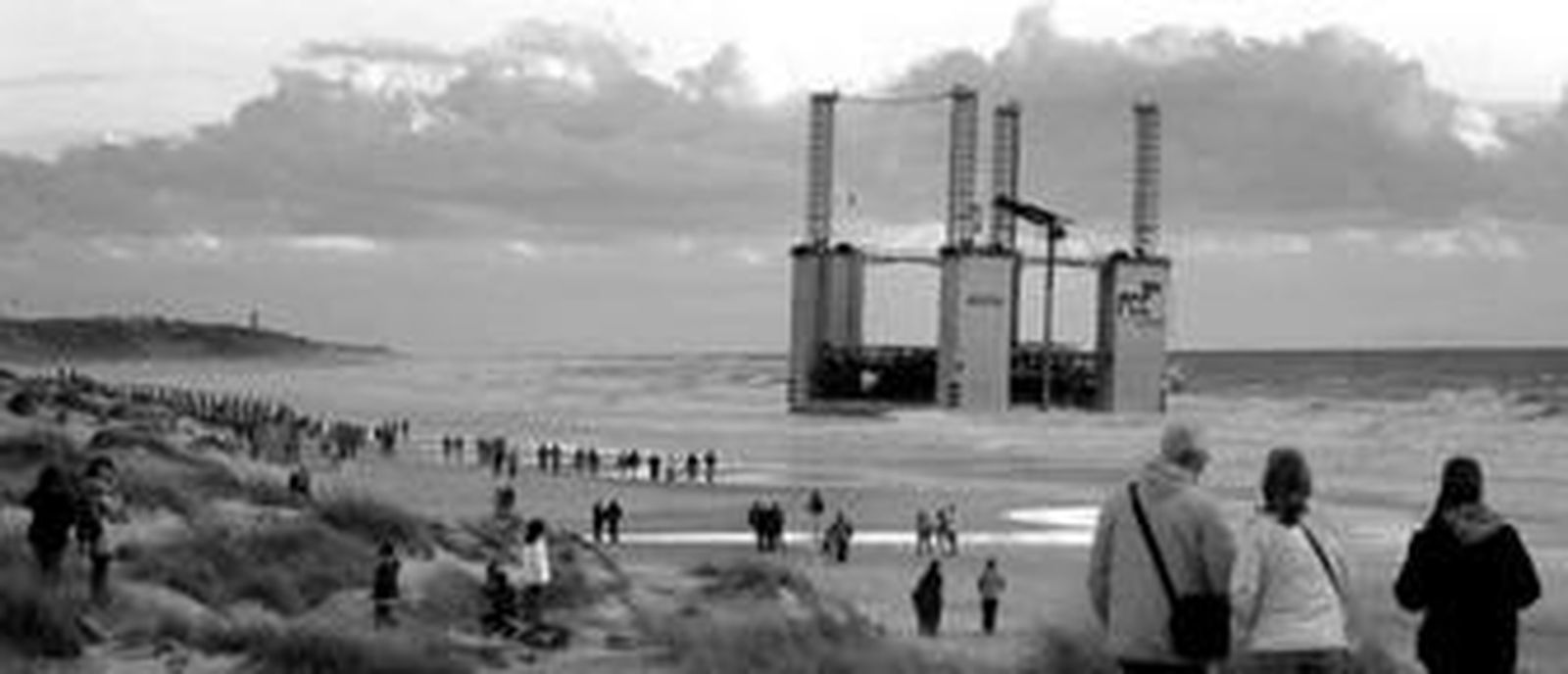 Cientos de personas no quisieron perderse ayer el espectáculo de ver el enorme dique flotante sobre la playa de La Barrosa, en Chiclana.